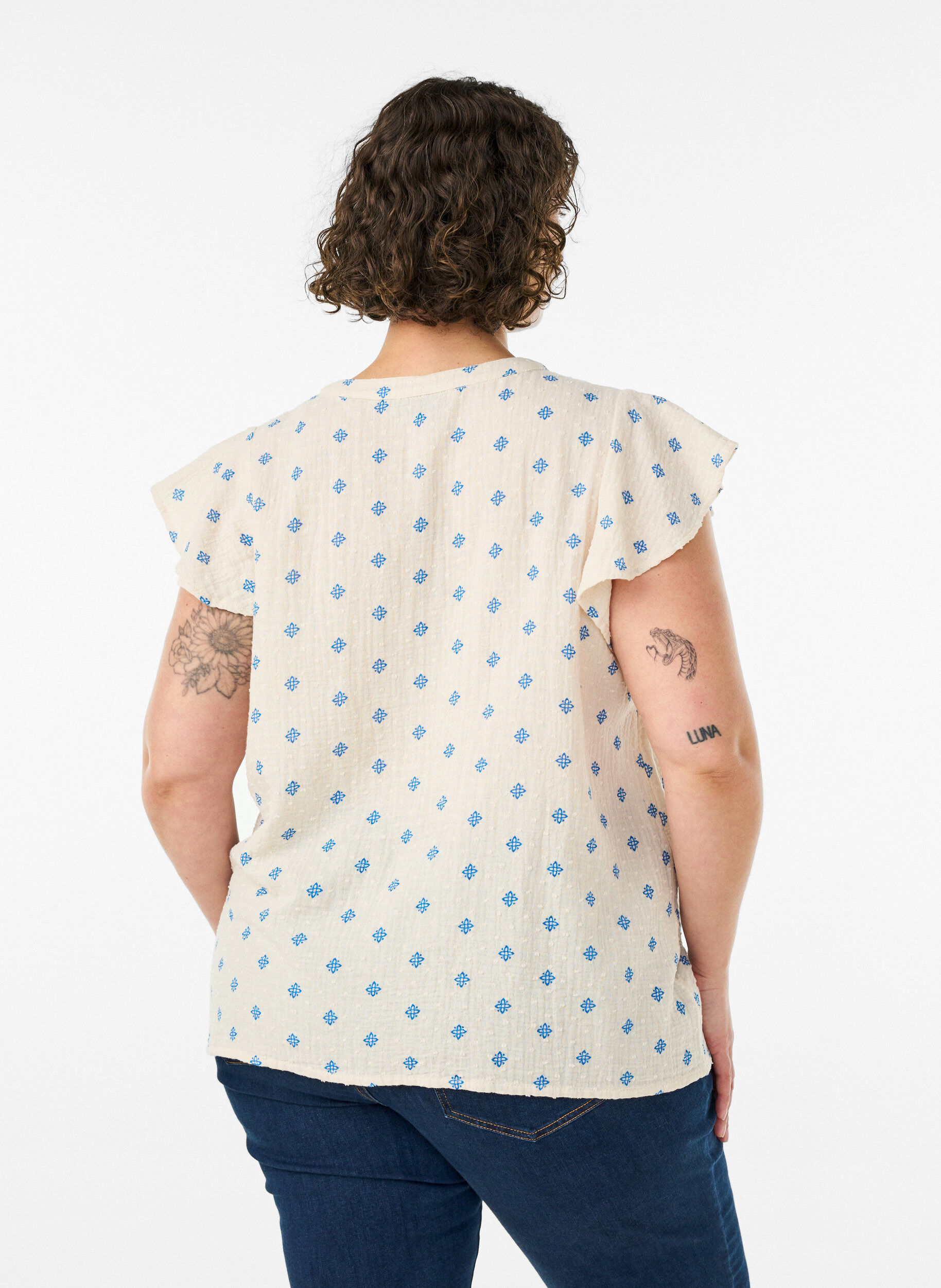 Zizzi&Auml;rmellose Bluse mit H&auml;kelborte und R&uuml;schendetail, Beige, Model image number 2