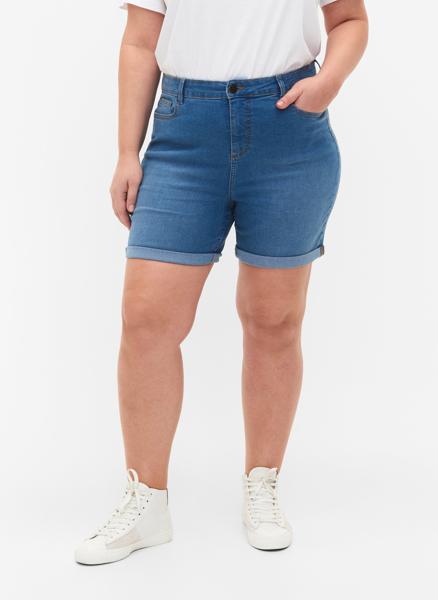 Zizzi Hoch taillierte Jeansshorts mit Slim Fit, Medium Blue Denim, Model image number 2