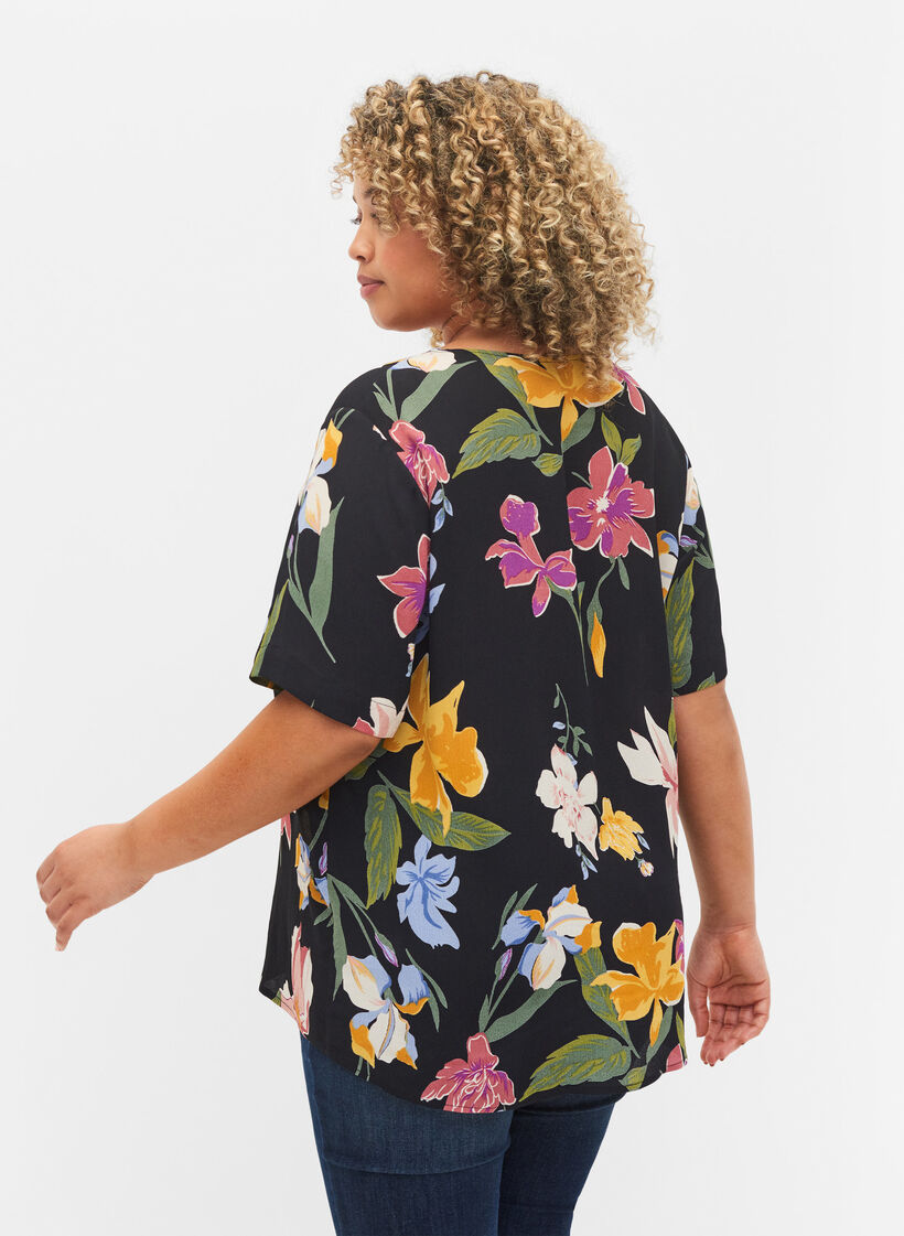 Kurz&auml;rmelige Bluse aus gebl&uuml;mter Viskose, Big Flower AOP, Model image number 1