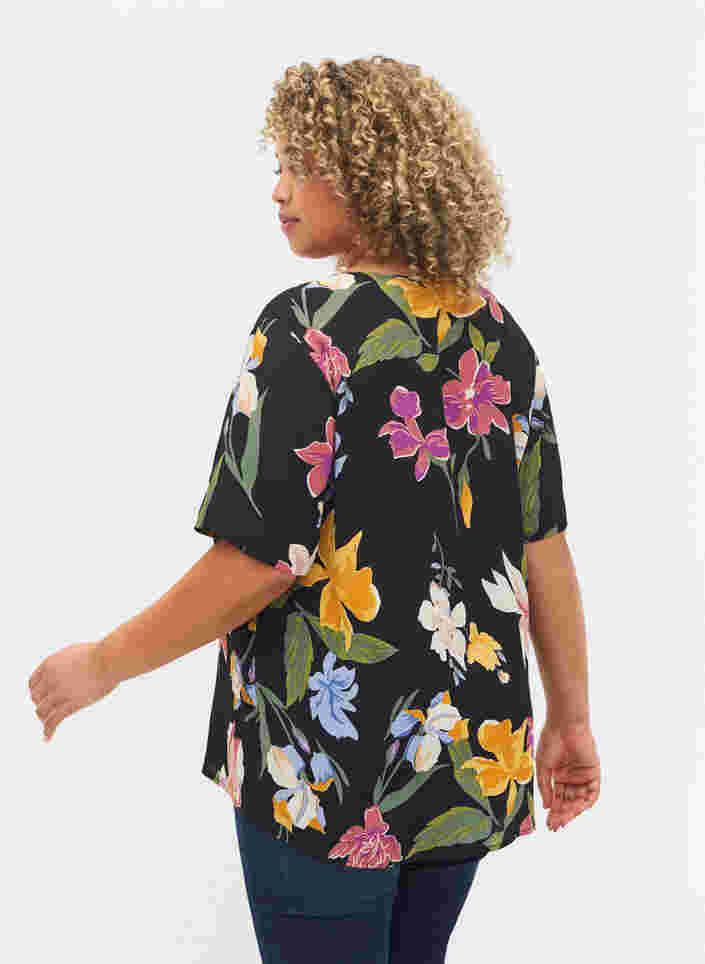 Kurzärmelige Bluse aus geblümter Viskose, Big Flower AOP, Model