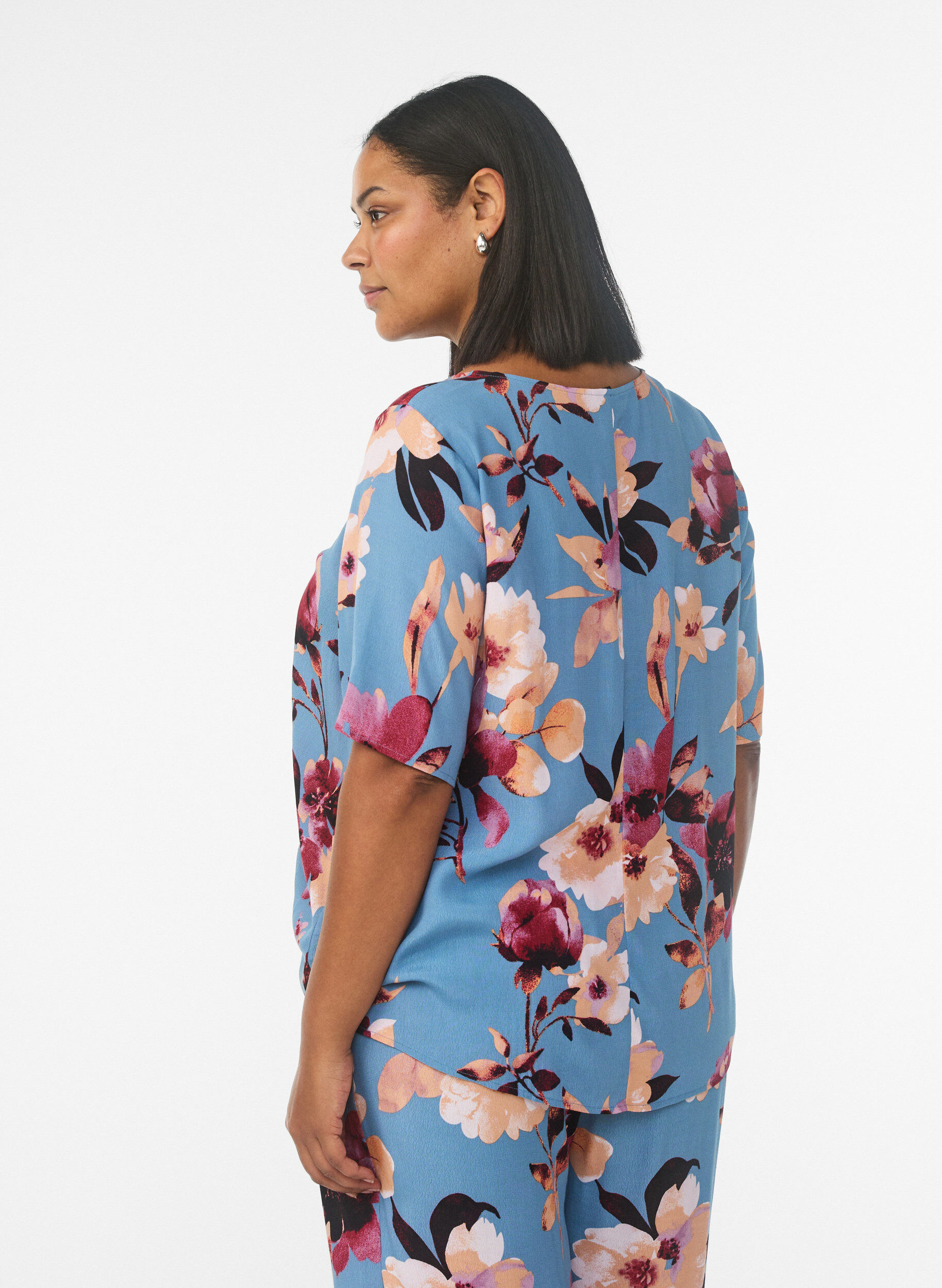 Zizzi Kurz&auml;rmelige Bluse aus Viskose mit Print, Blau, Model image number 2