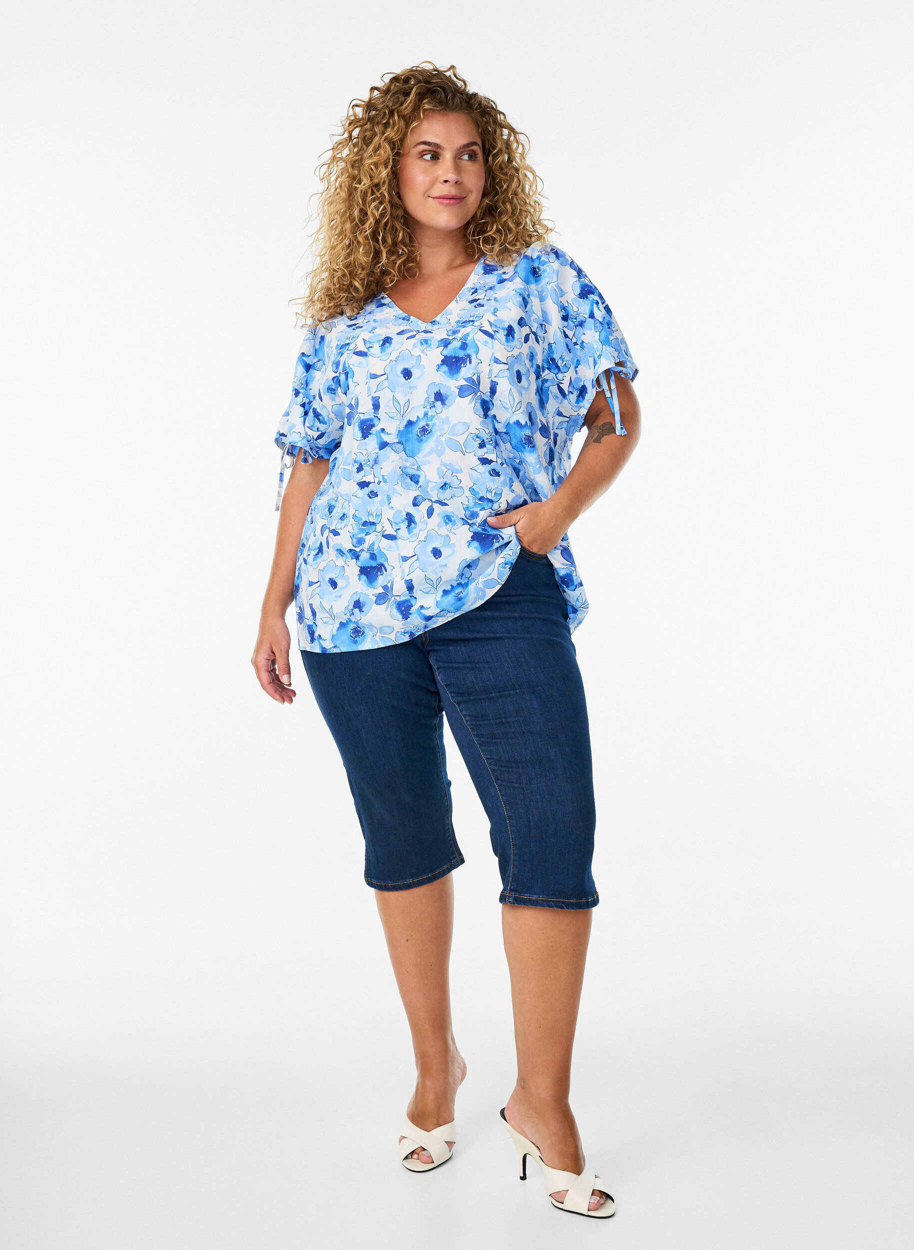 Zizzi Bluse aus Viskose mit gerafften &Auml;rmeln, Blau, Model image number 1
