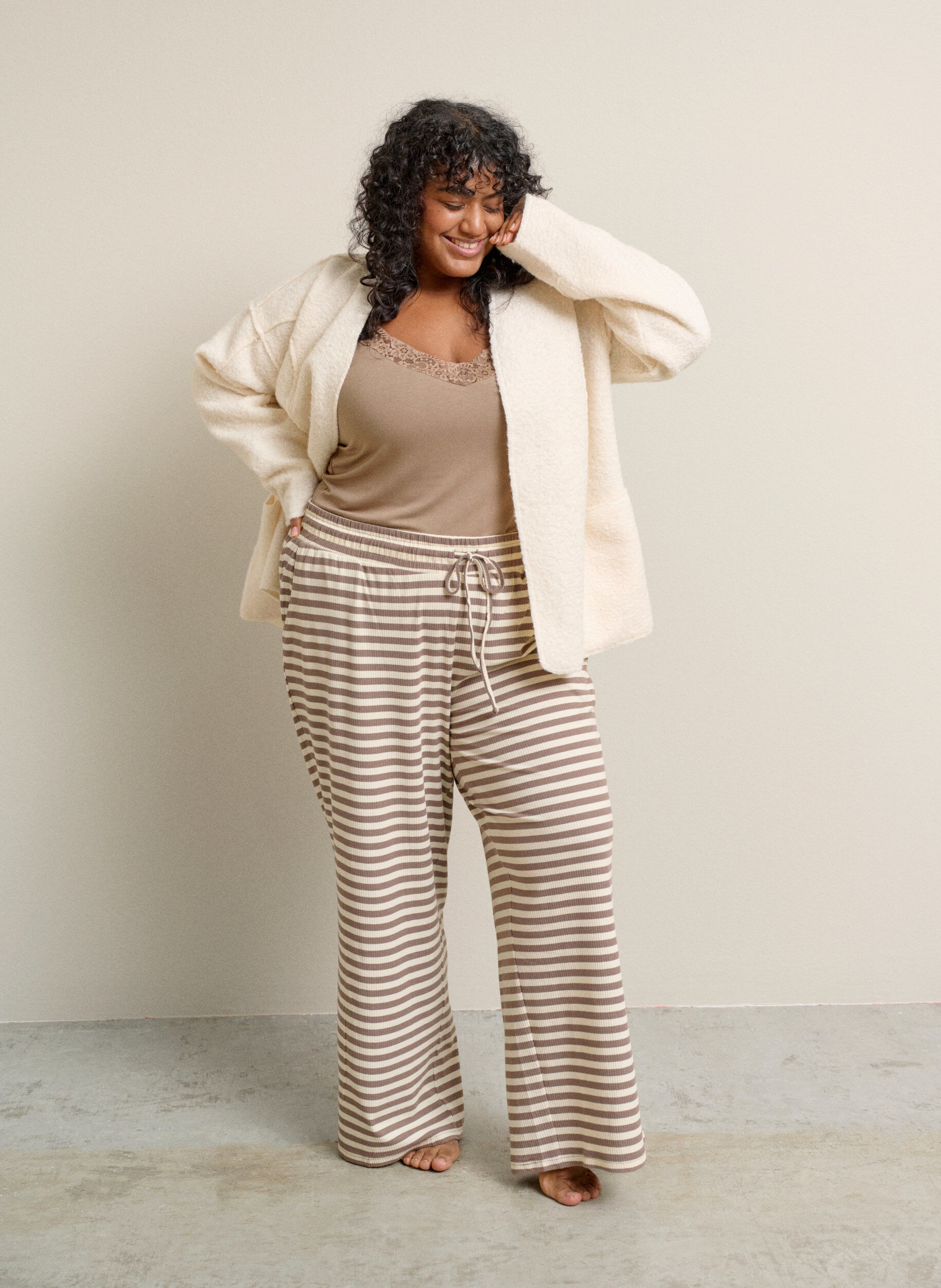 Zizzi Lockere Strickjacke mit Taschen, Vanille, Image image number 0