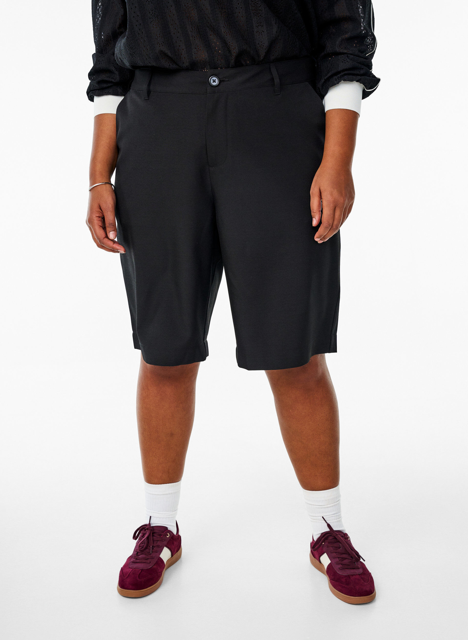 Zizzi Bermuda-Shorts mit hoher Taille, Schwarz, Model image number 3