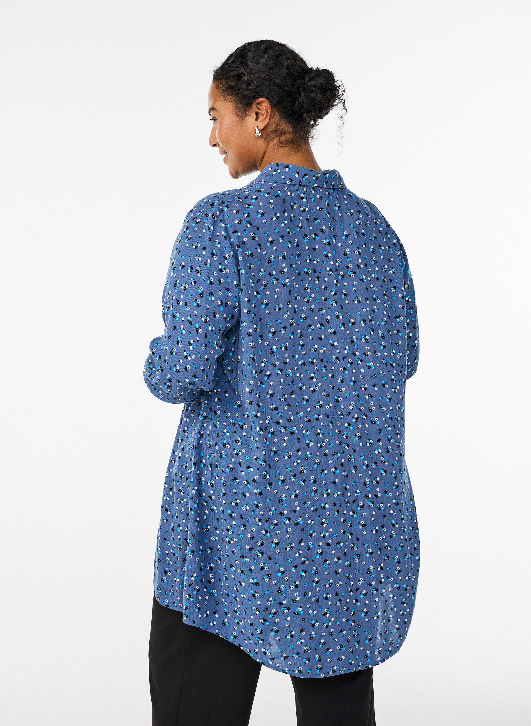 Zizzi Lange Bluse mit gebl&uuml;mtem Print, Blau, Model image number 2