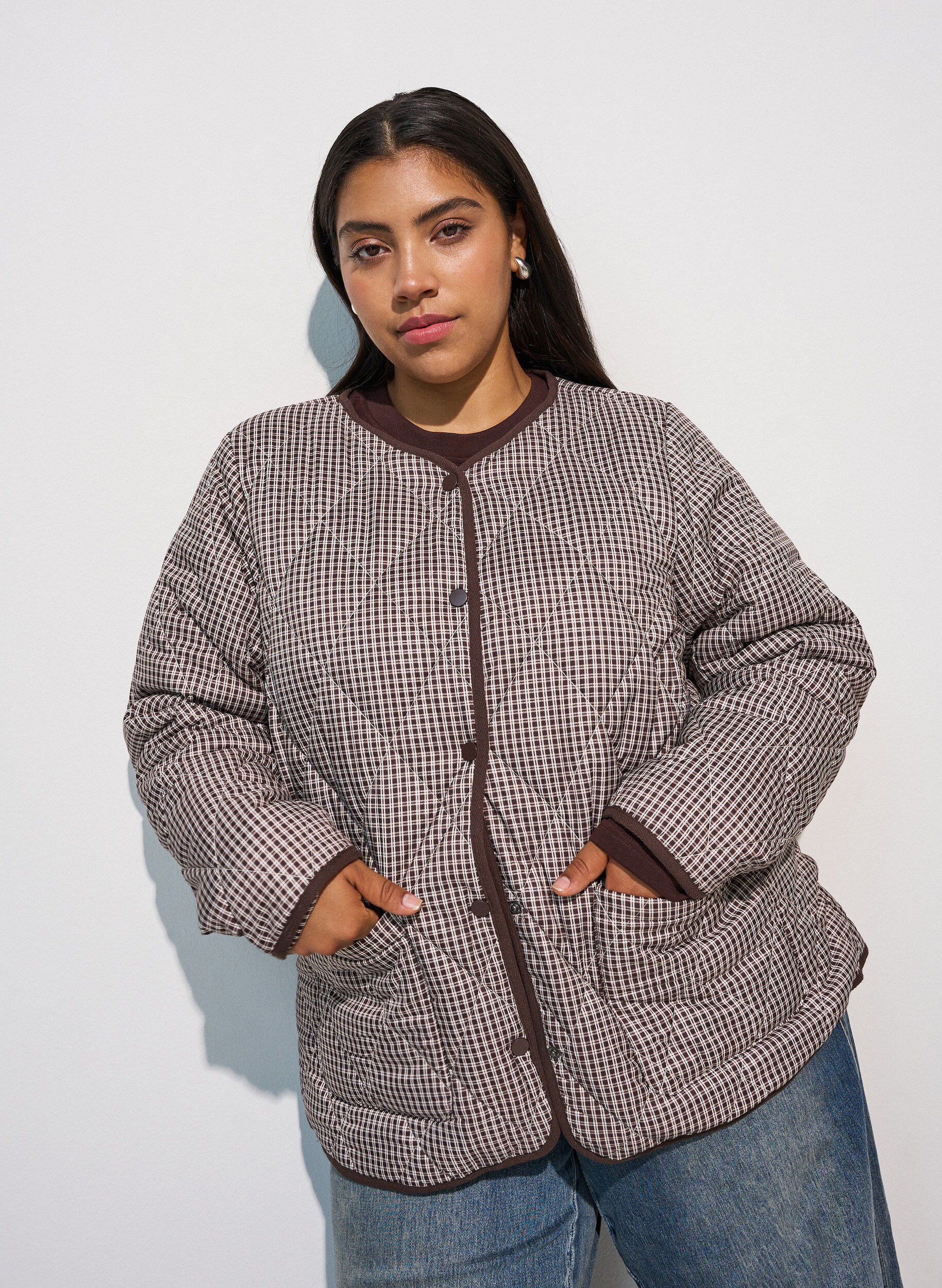 Steppjacke mit kleinem Karomuster und Kontrastbesatz, Braun, Model