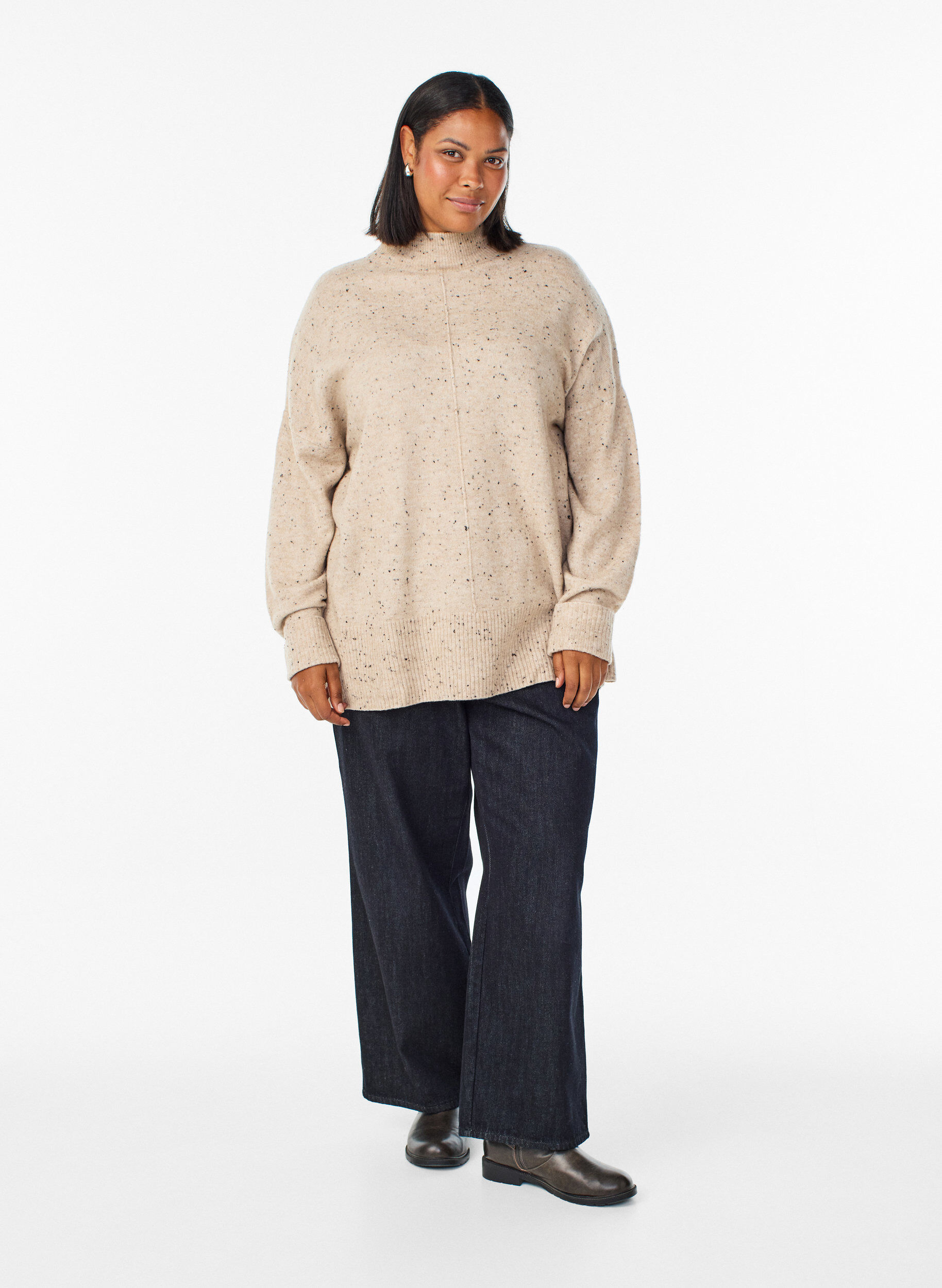 Zizzi Strickpullover mit hohem Kragen und Punktemuster, Beige, Model image number 1