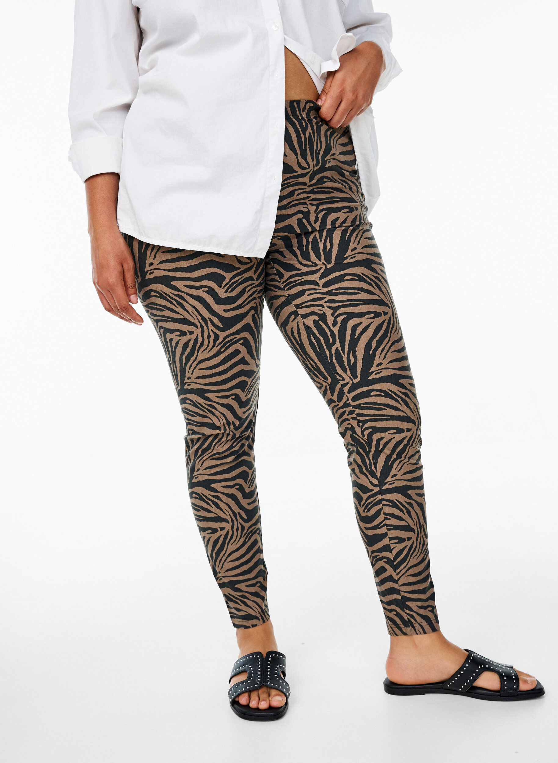 Zizzi Leggings aus Viskose mit Zebraprint, Braun, Model image number 0