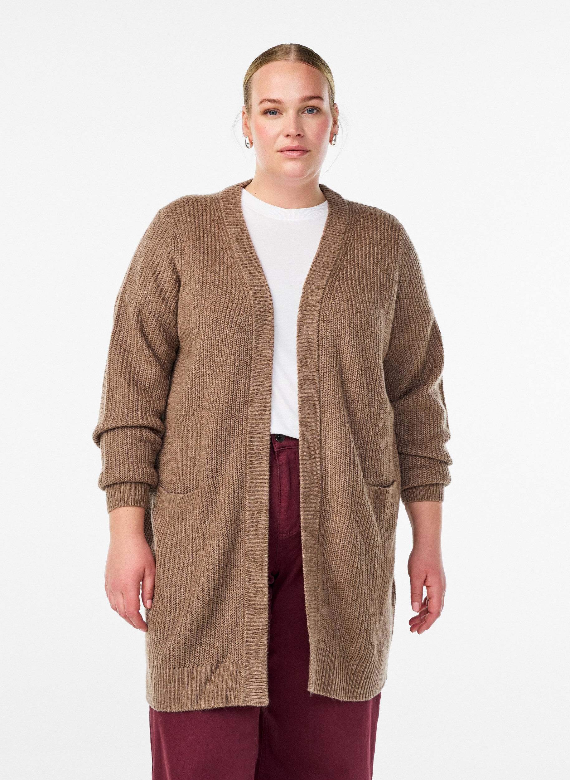 FLASH - Lange Rippstrickjacke mit Taschen, Braun, Model