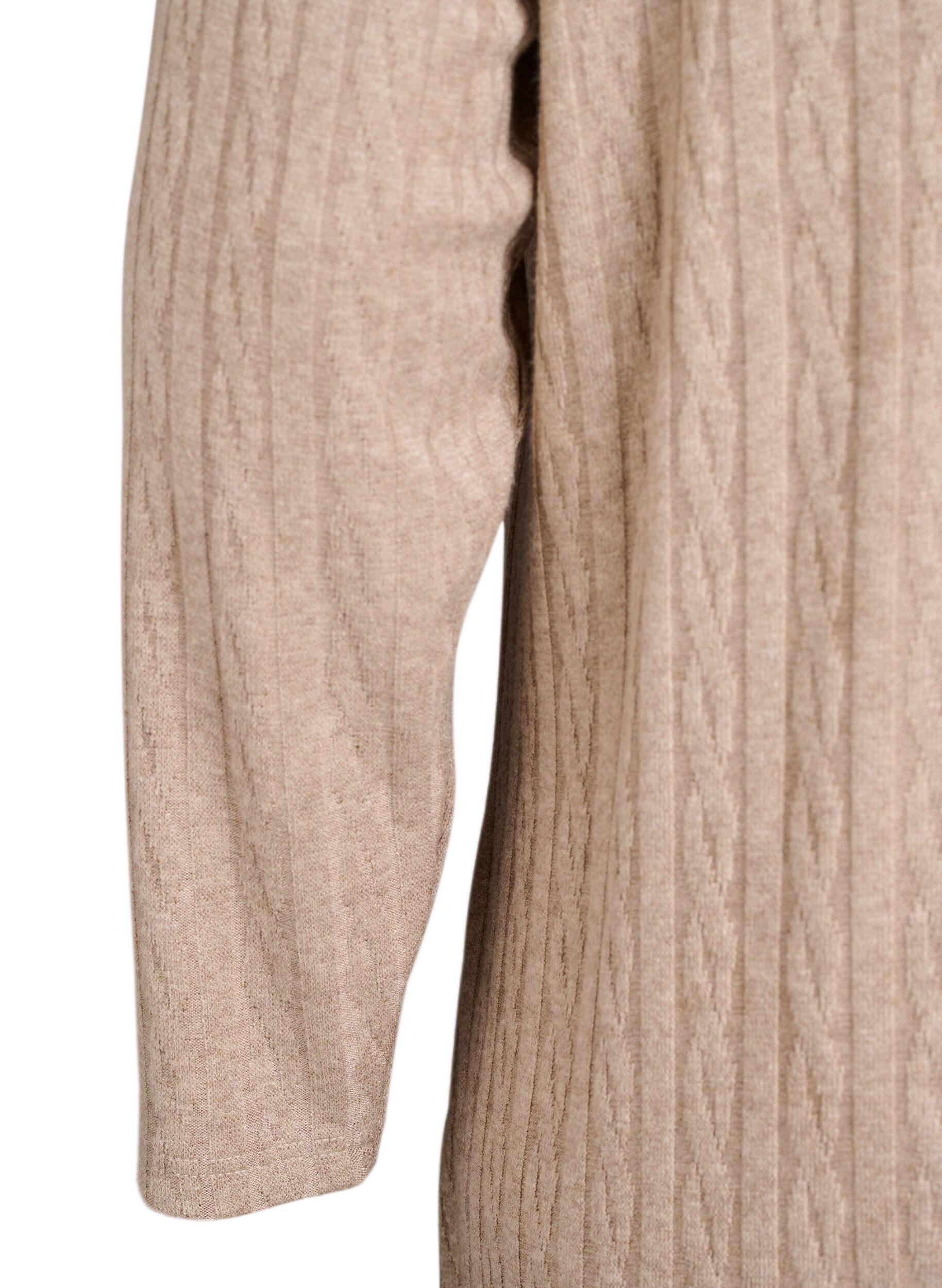 Zizzi Kleid mit Zopfmuster und V-Ausschnitt, Beige, Packshot image number 3