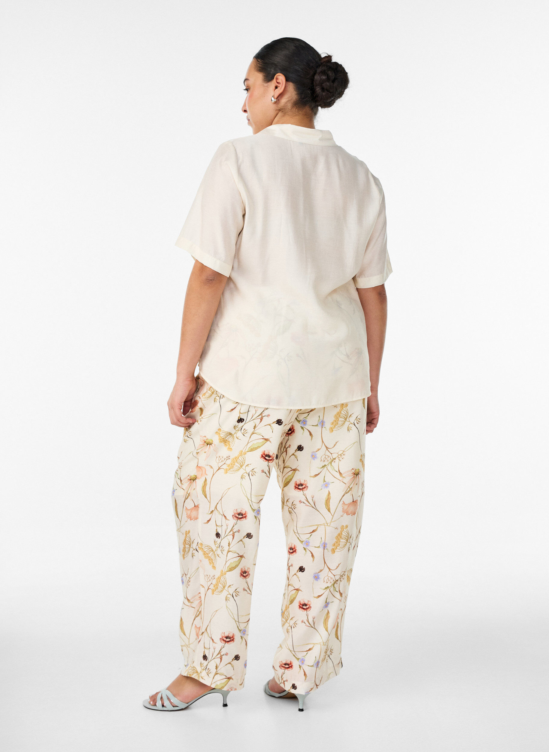 ZizziHoch taillierte Hose aus Viskose mit Blumenmuster, Beige, Model image number 1