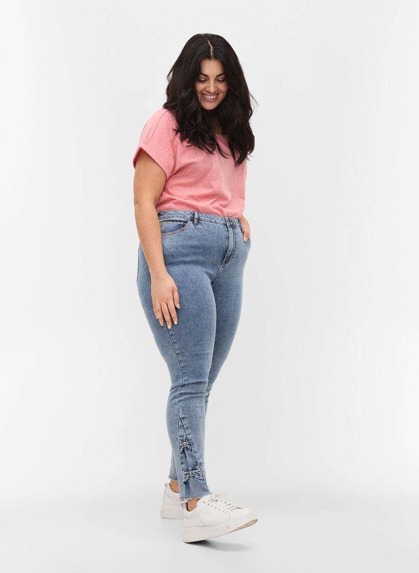 Cropped Amy Jeans mit Schleifen, Light blue, Model image number 0