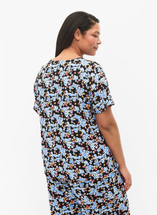 Bedrucktes Pyjama-Oberteil aus Viskose, Black Blue Flower, Model image number 1