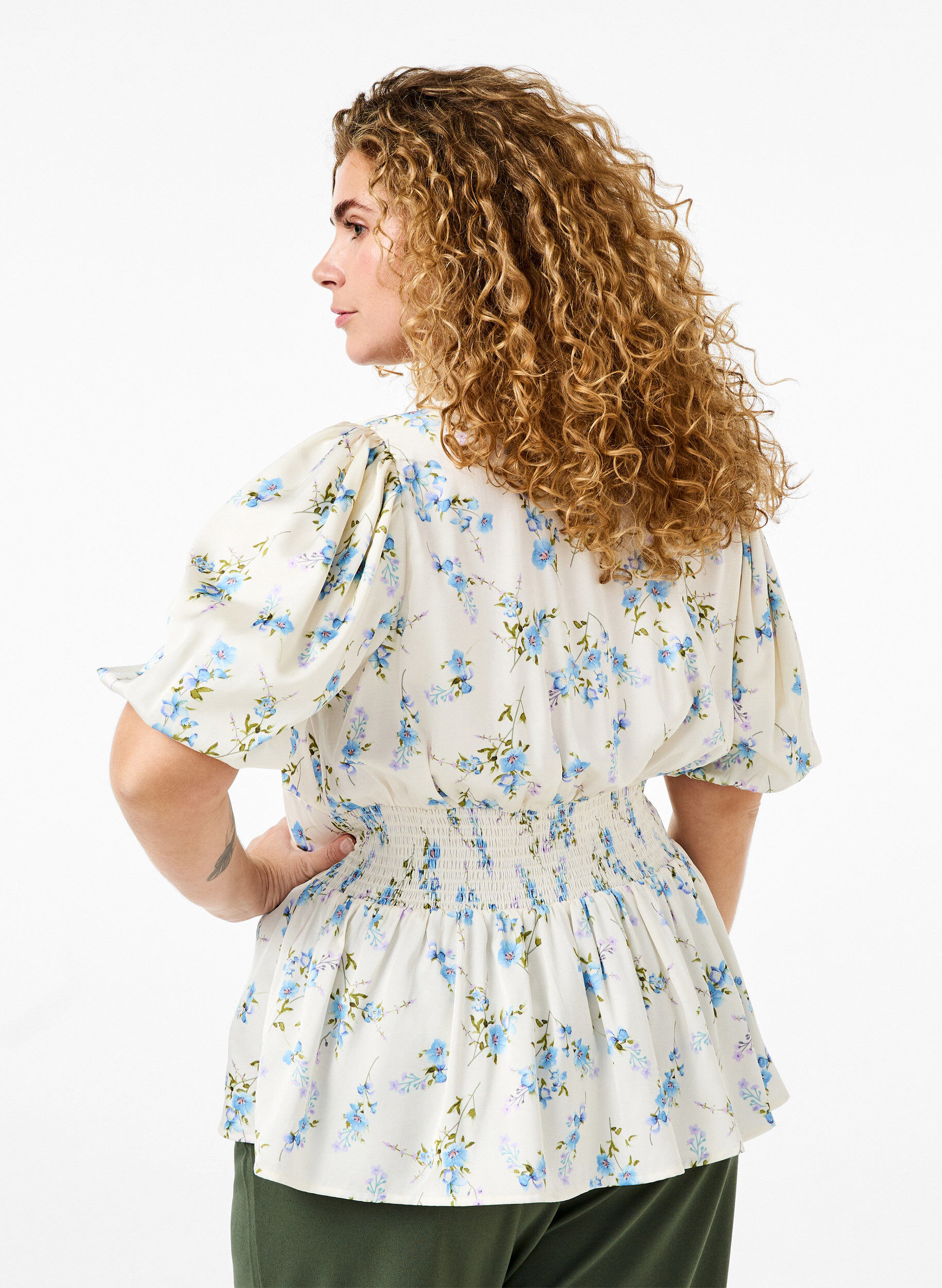 Zizzi Gebl&uuml;mte Satin-Bluse mit Puff&auml;rmeln, Off White Blue Fl., Model image number 1