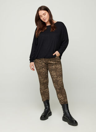 Amy Jeans mit Print, Green Leopard, Model image number 2