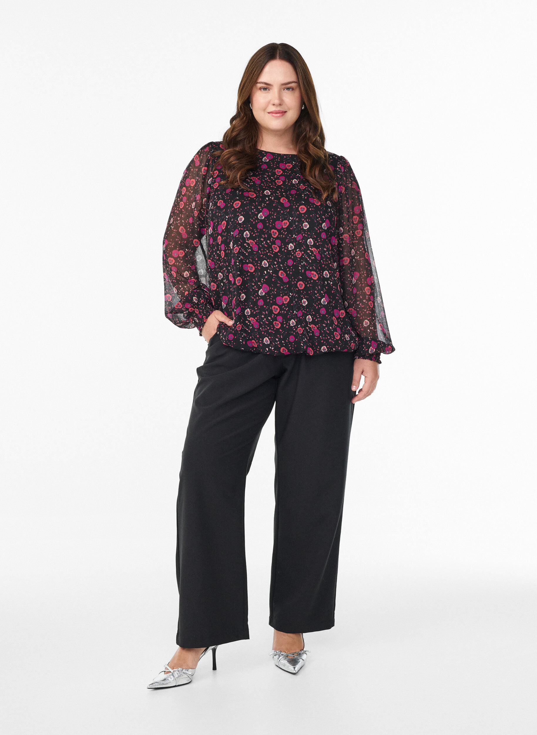 Zizzi Gebl&uuml;mte Bluse aus Chiffon mit transparenten &Auml;rmeln, Schwarz, Model image number 1