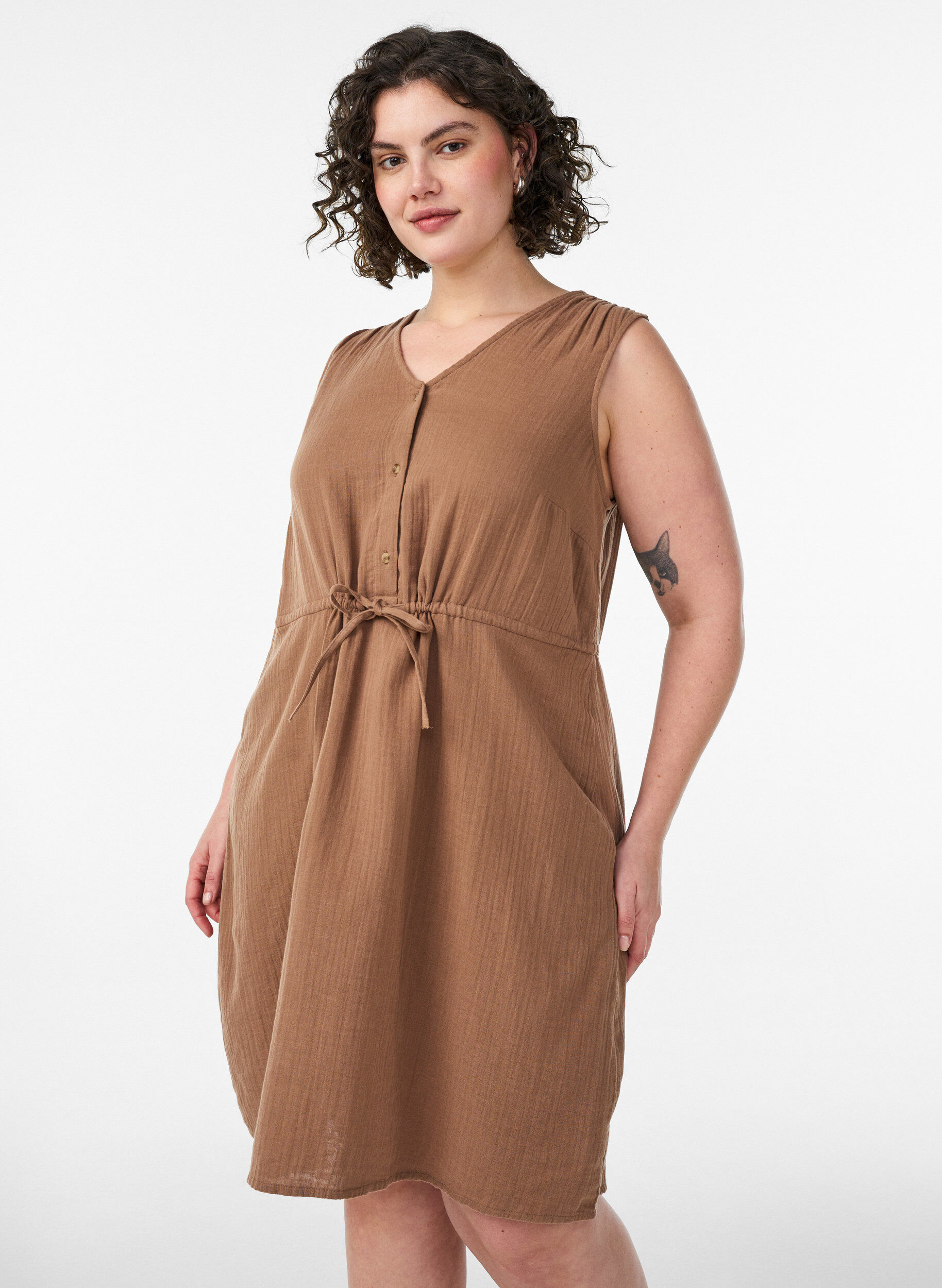 Zizzi &Auml;rmelloses Kleid aus Baumwoll-Musselin mit Bindeband, Braun, Model image number 0