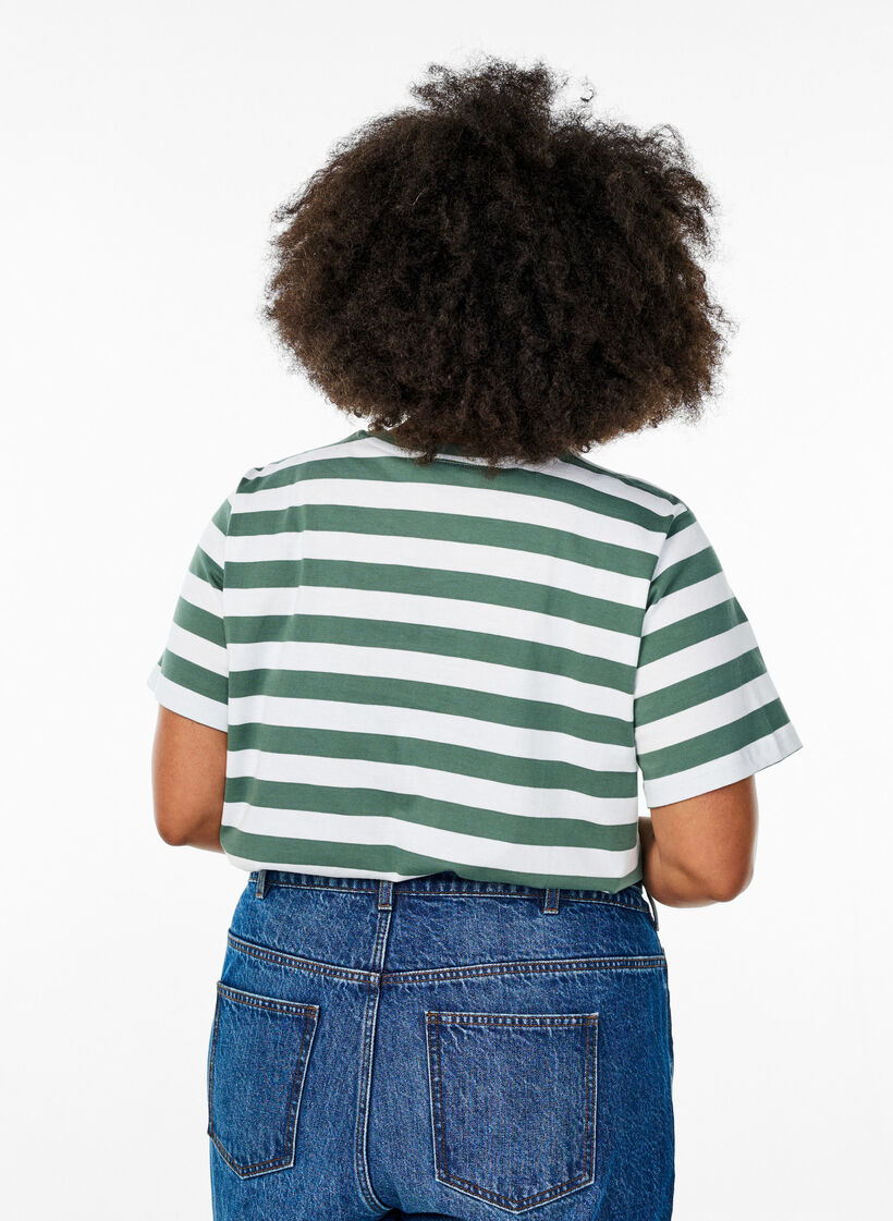 T-Shirt aus Bio-Baumwolle mit Streifen und Text, Grün, Model image number 2