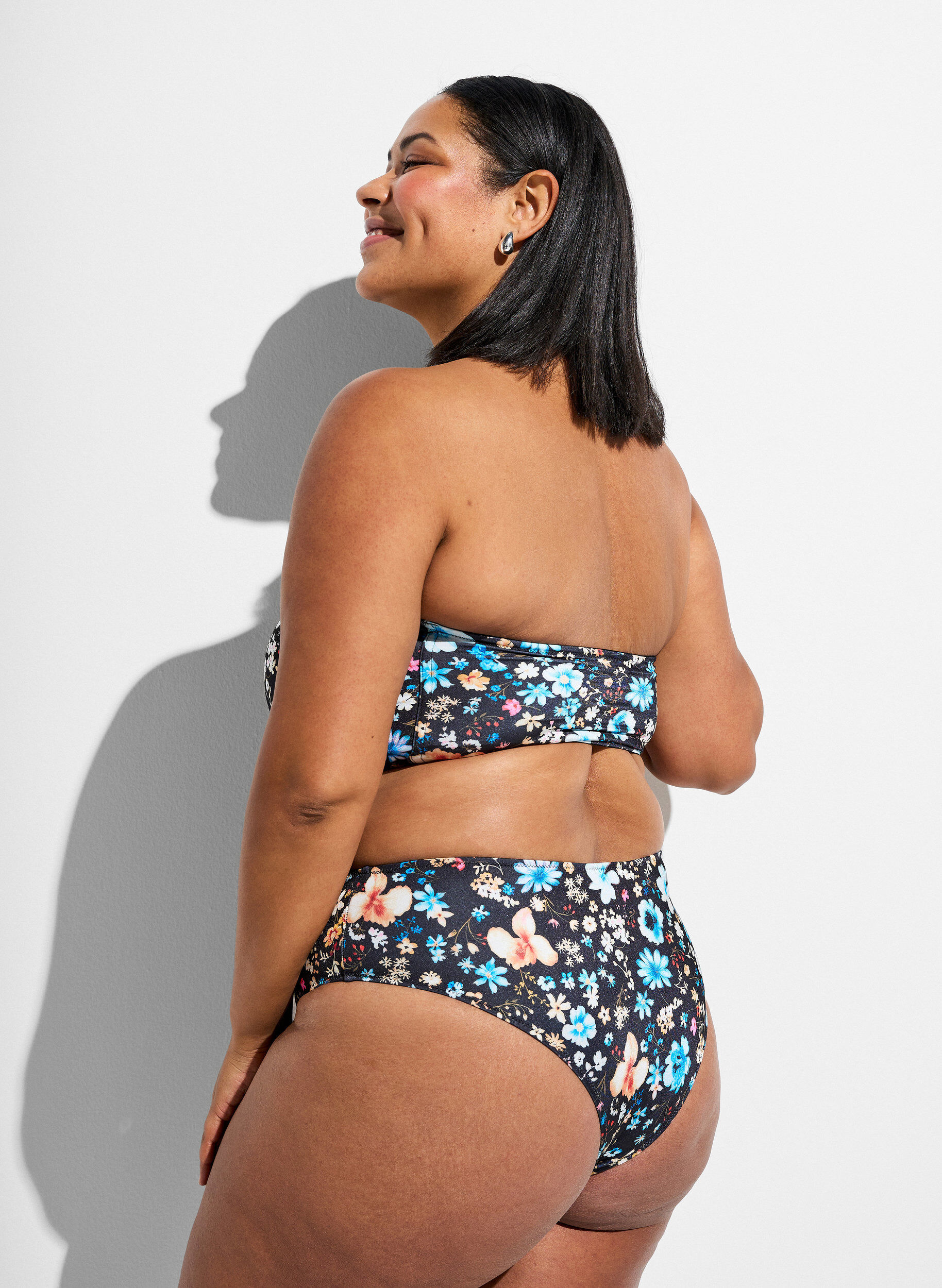 Zizzi Gebl&uuml;mtes Bandeau-Bikinioberteil, Blau, Model image number 2