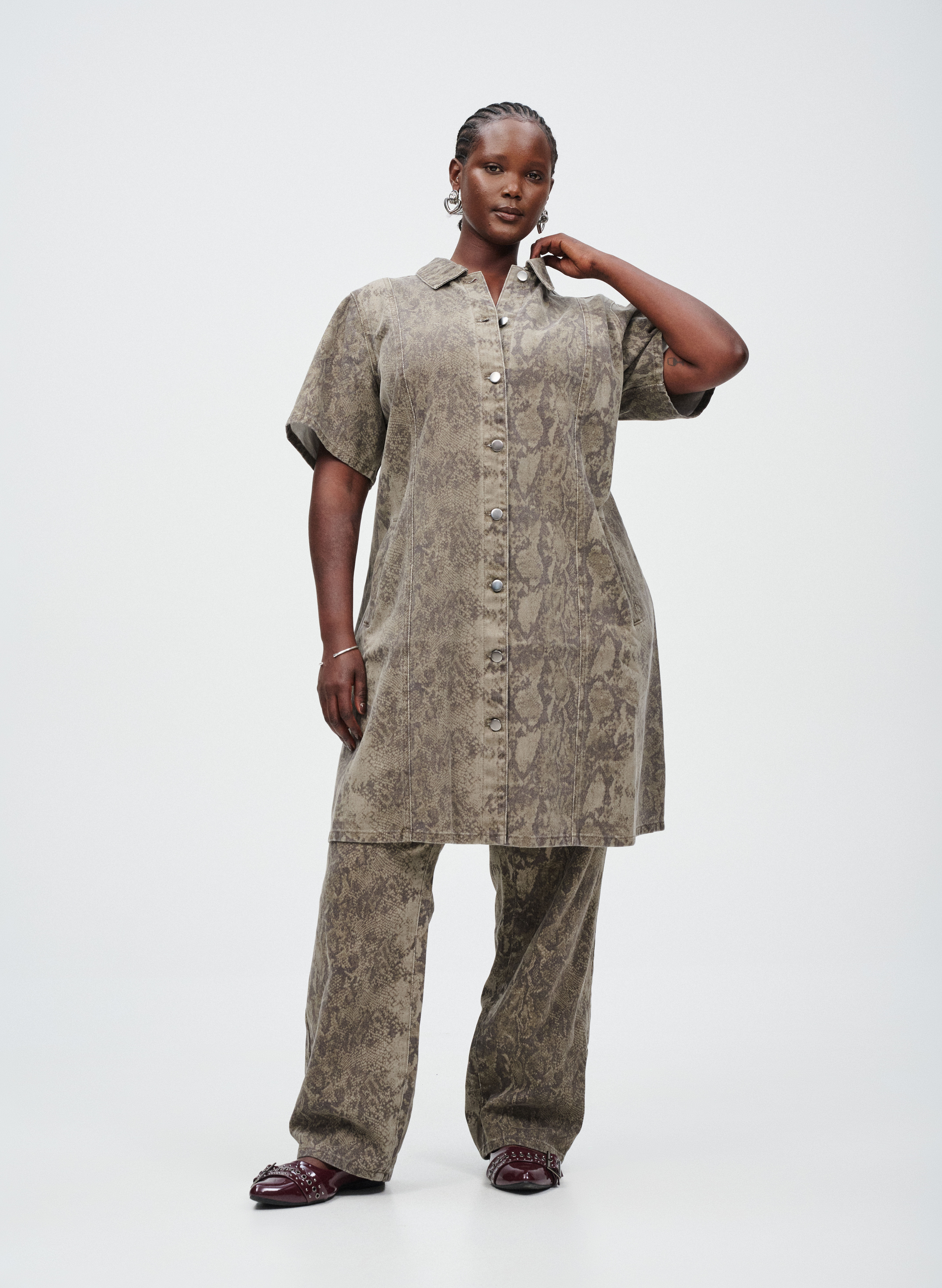 Denim-Set mit Schlangendruck, , Model