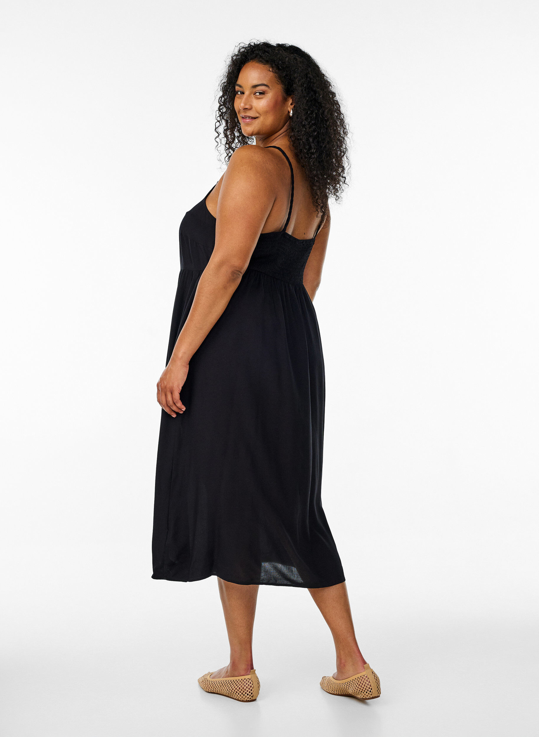 Zizzi Midi-Tr&auml;gerkleid mit gesmoktem R&uuml;ckenteil, Schwarz, Model image number 1
