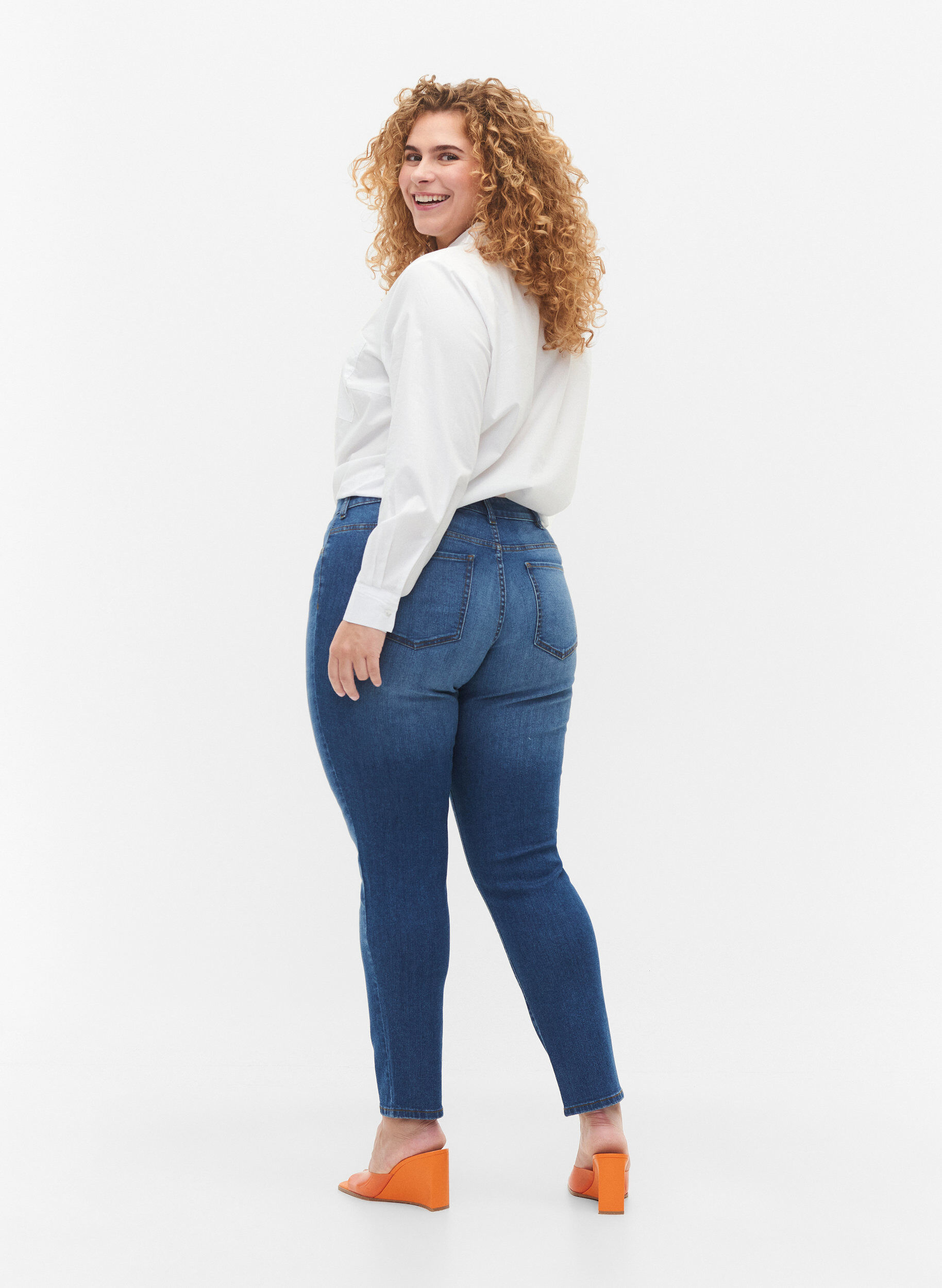 Zizzi Emily Jeans mit regul&auml;rer Taille und schlankem Schnitt, Blue denim, Model image number 1