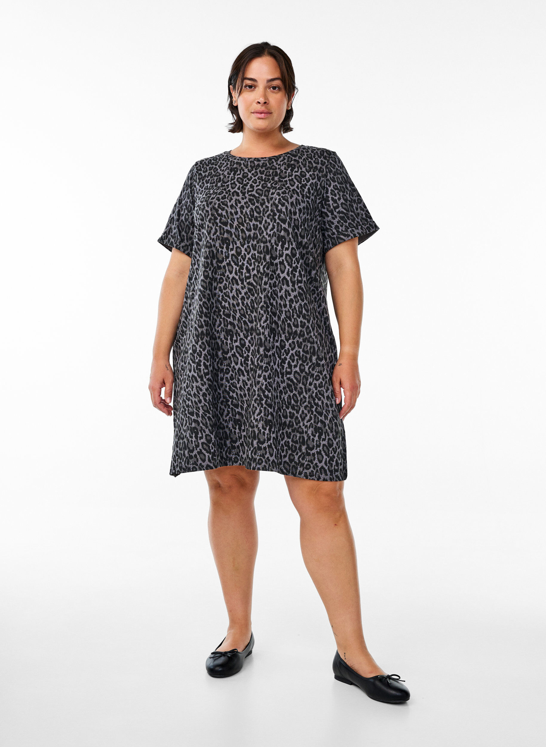 Zizzi Kurzes T-Shirt Kleid aus Baumwolljersey, Grau, Model image number 1