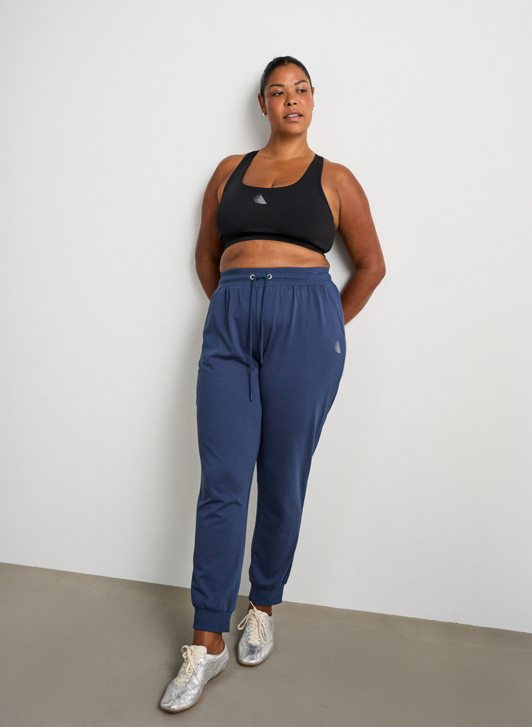 Lockere Trainingshose mit Taschen, Blau, Model
