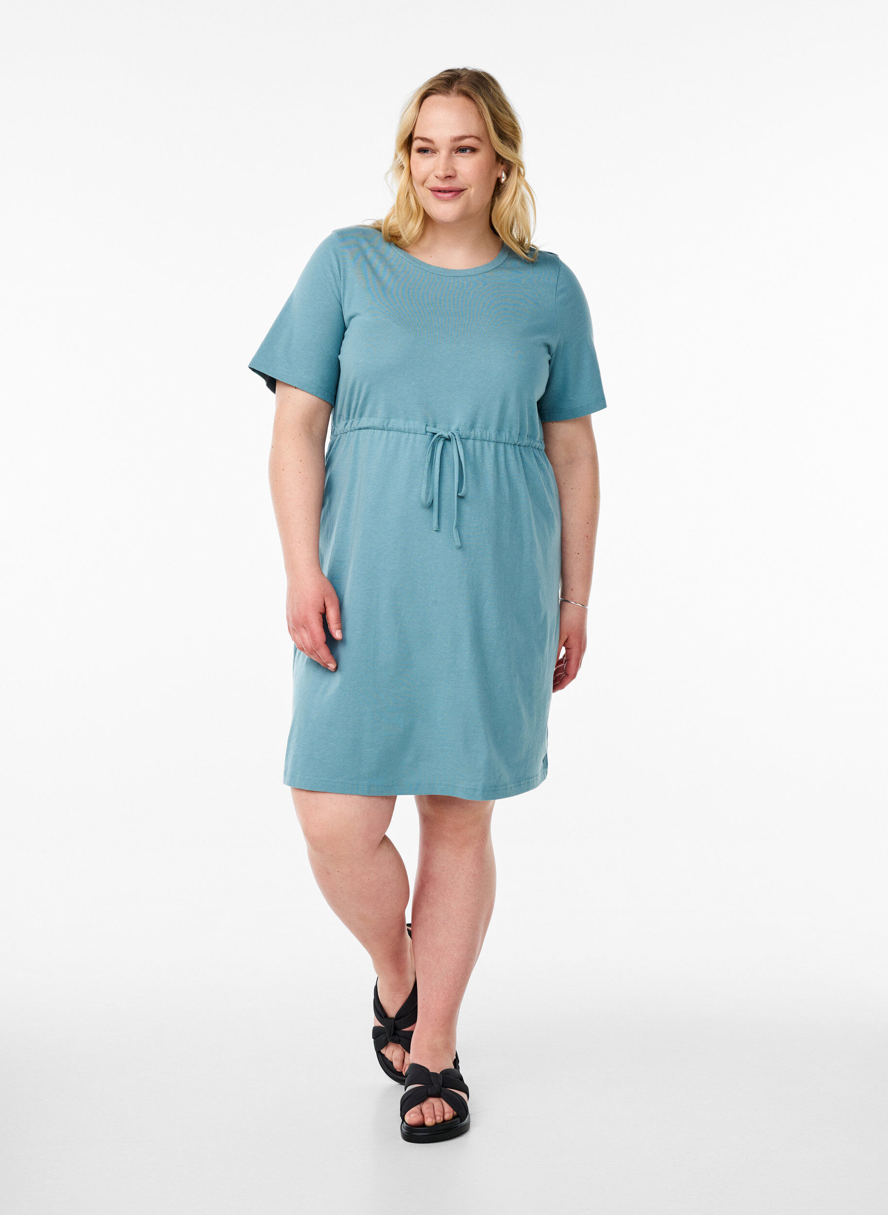 Zizzi FLASH &ndash; Kurzes T-Shirt-Kleid mit Bindeg&uuml;rtel, Blau, Model image number 1