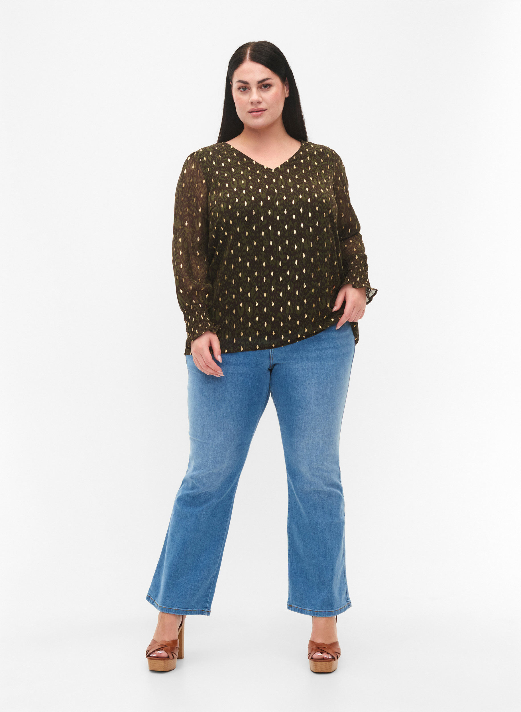 Zizzi  Gebl&uuml;mte Bluse mit langen &Auml;rmeln und V-Ausschnitt, Green Ethnic AOP, Model image number 2