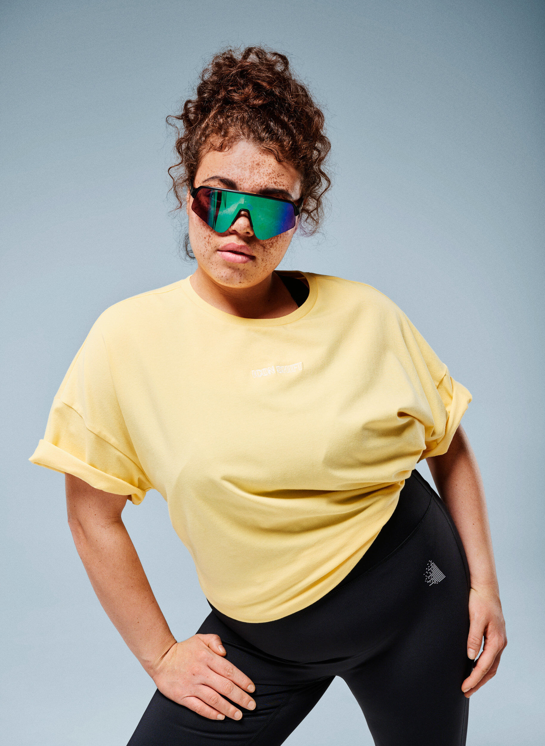 Zizzi T-Shirt aus Bio-Baumwolle mit kleinem Frontmotiv, Gelb, Image image number 0