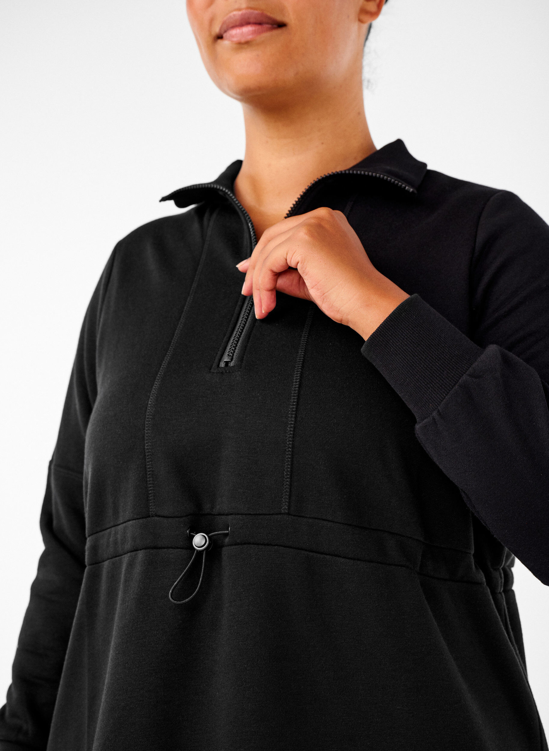Zizzi Kurzes Sweatshirtkleid mit Stehkragen und verstellbarer Taille, Black, Model image number 2