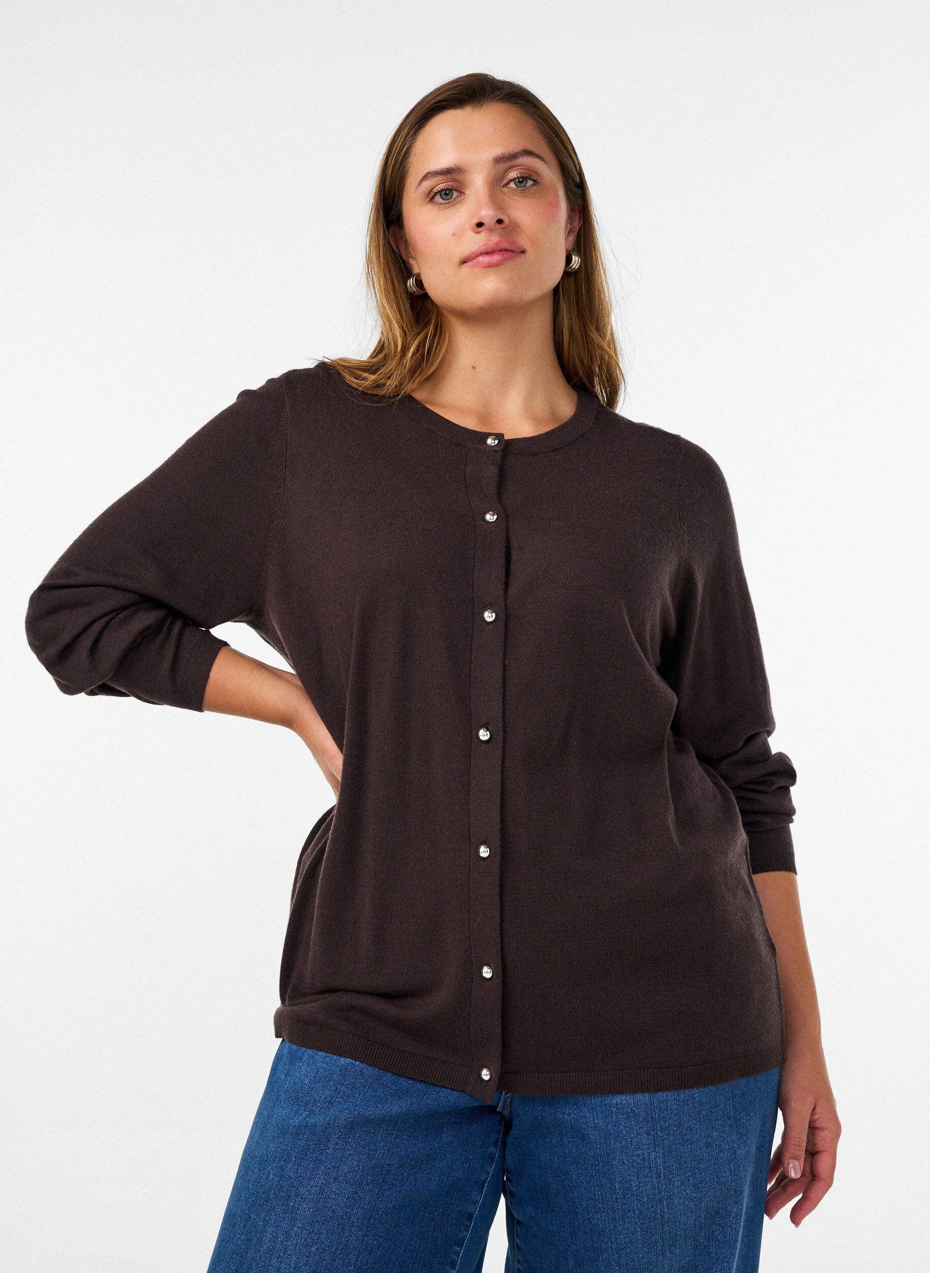 Cardigan mit runden Kn&ouml;pfen, Braun, Model