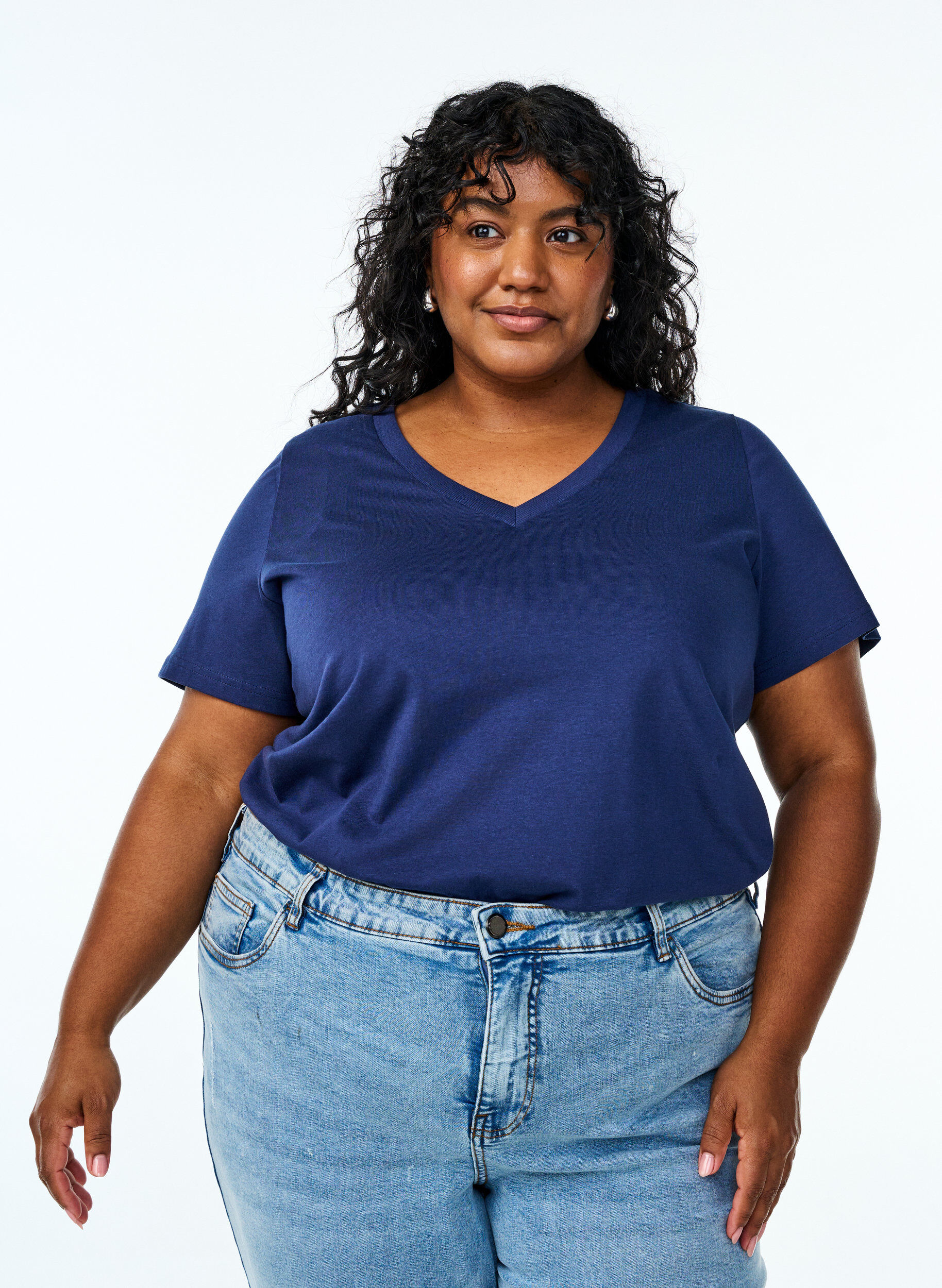 Einfaches T-Shirt aus Baumwolle mit V-Ausschnitt., Blau, Model