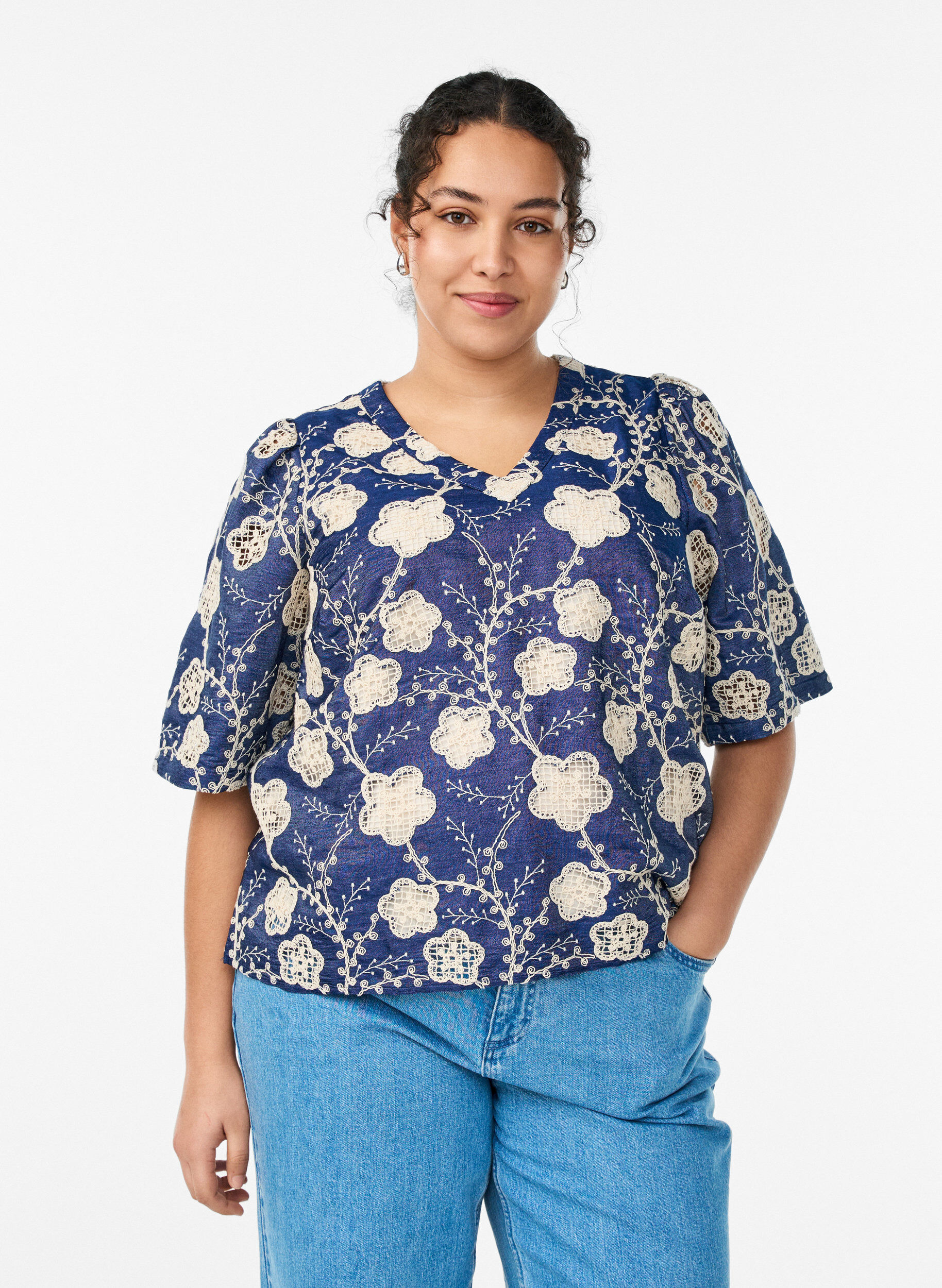 Zizzi Bluse mit V-Ausschnitt und gesticktem Muster, Blau, Model image number 0