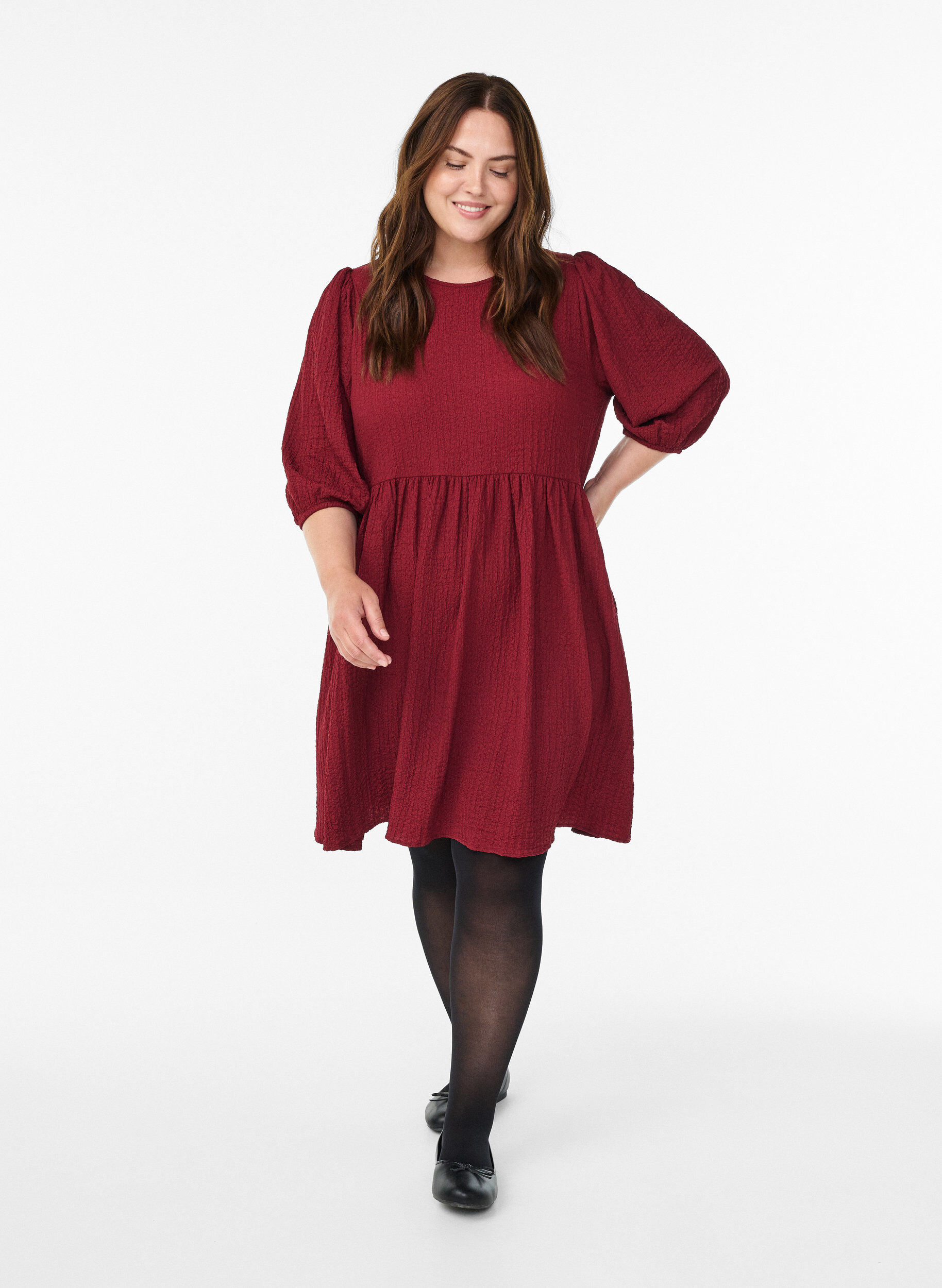 Zizzi FLASH - Kurzes Kleid aus strukturiertem Stoff mit 3/4-&Auml;rmeln, Dunkles Bordeaux, Model image number 1