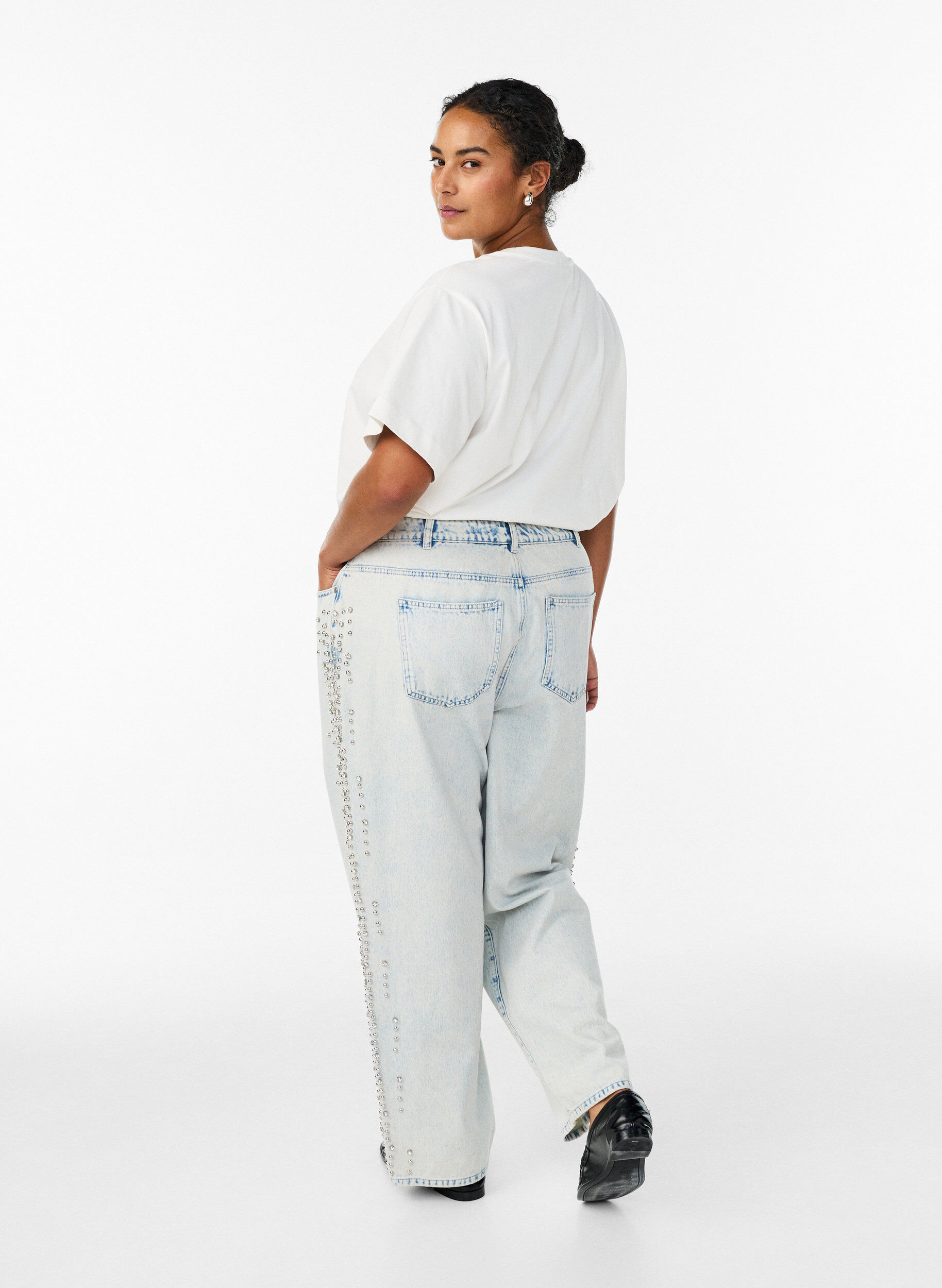 Zizzi Kiana Jeans mit Zierdetails an den Seiten, Blau, Model image number 1