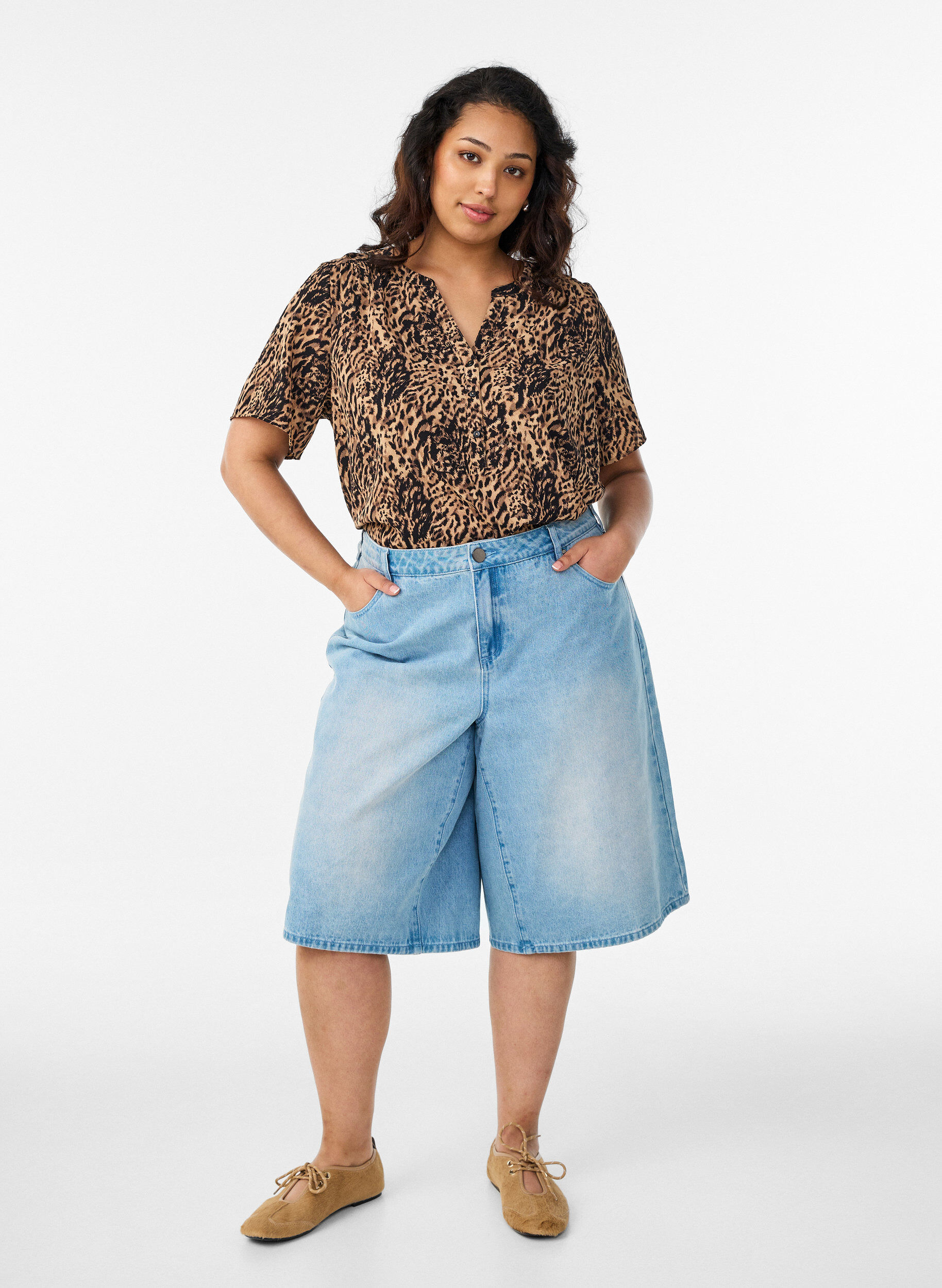 Zizzi Bluse mit kurzen &Auml;rmeln und V-Ausschnitt, Braun, Model image number 1