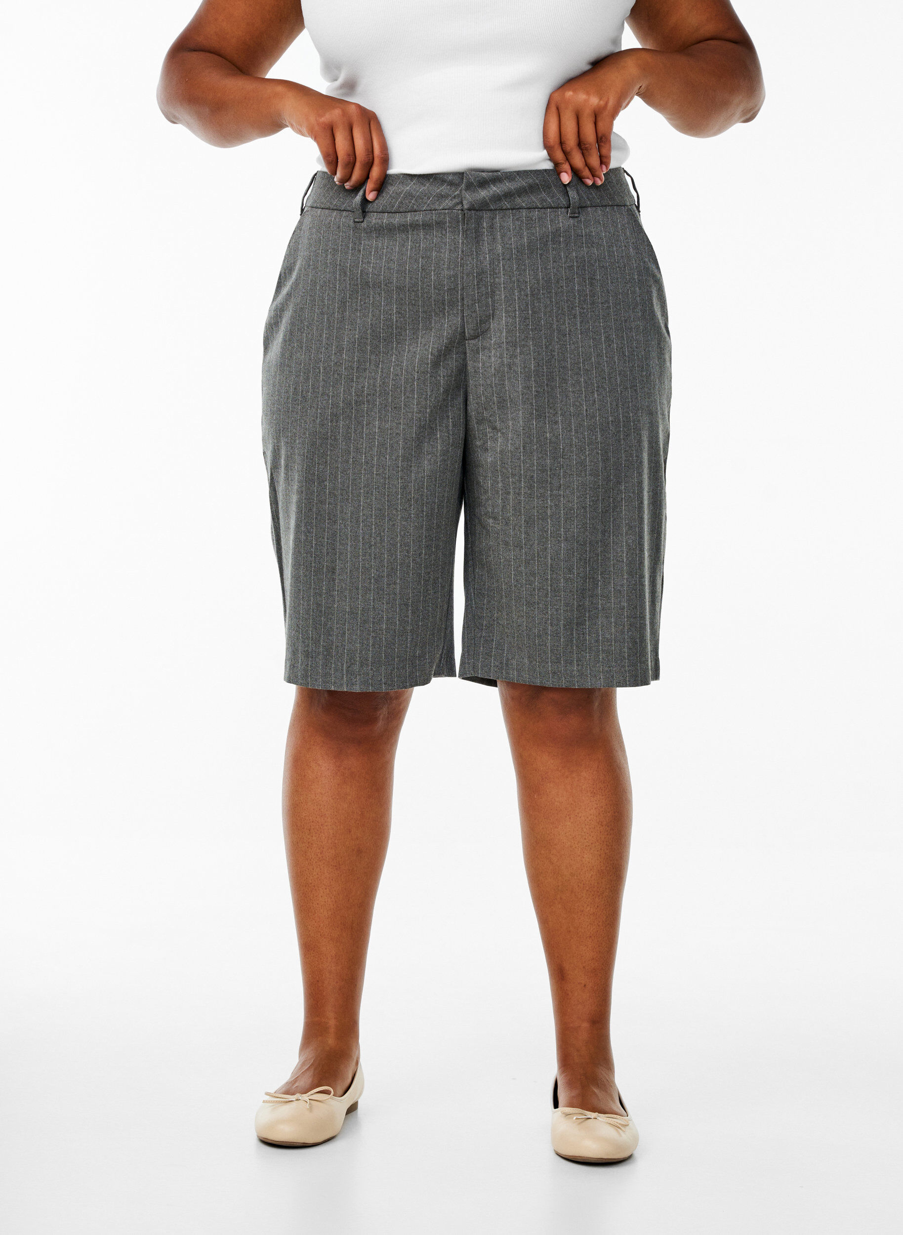 Zizzi Bermuda-Shorts mit Nadelstreifen und lockerer Passform, Grau, Model image number 3