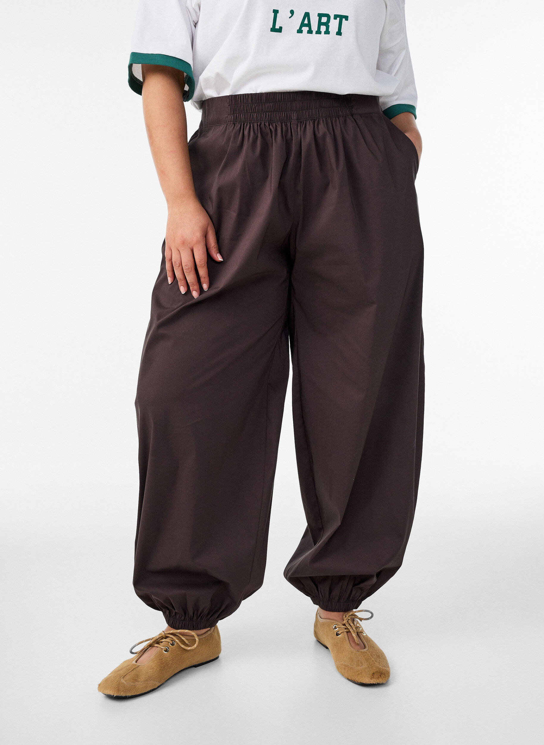 ZizziBallonhose mit Taschen und elastischem Bund, Braun, Model image number 2