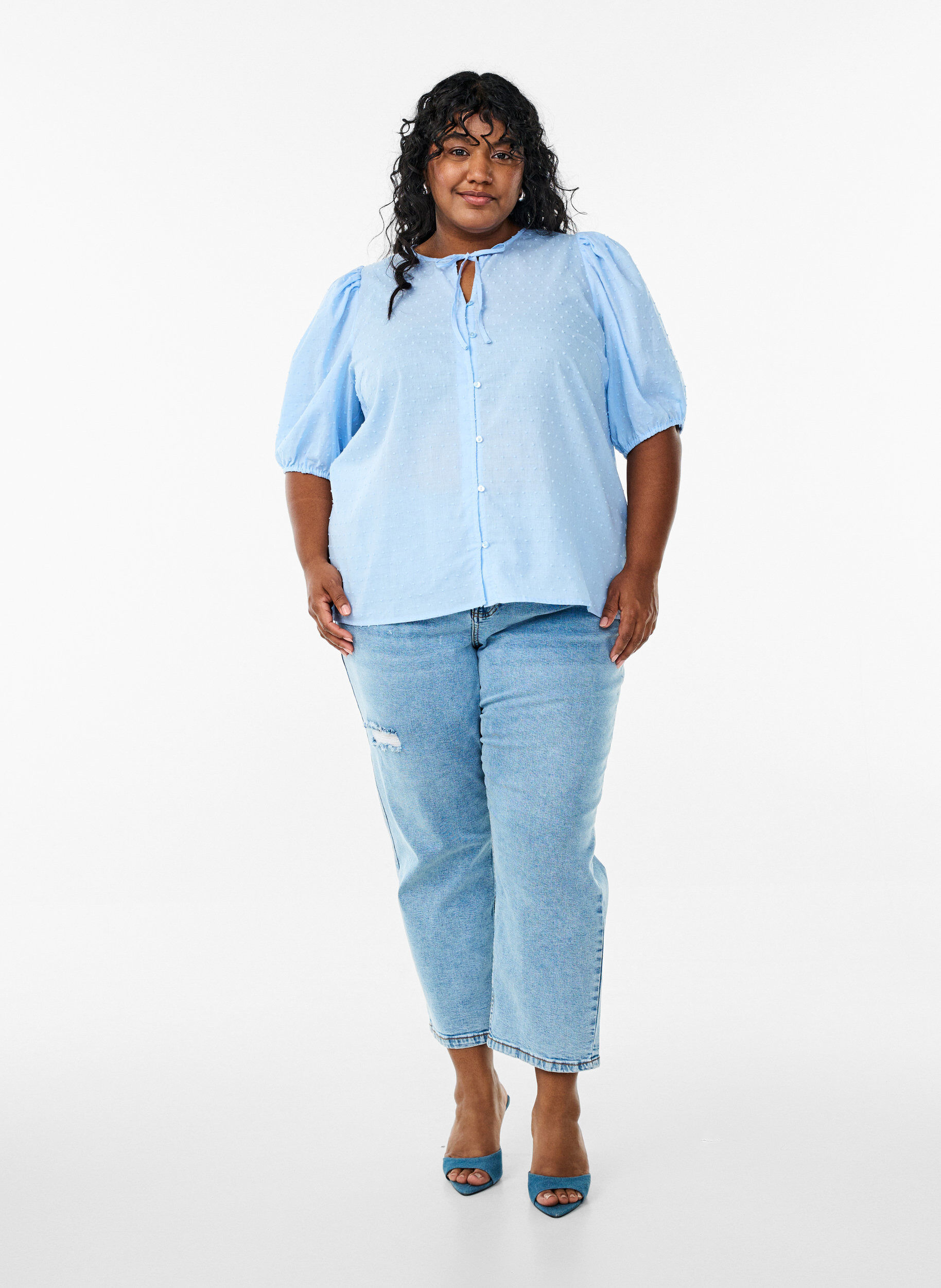 Zizzi Bluse mit Bindeband und gepunkteter Textur, Blau, Model image number 1