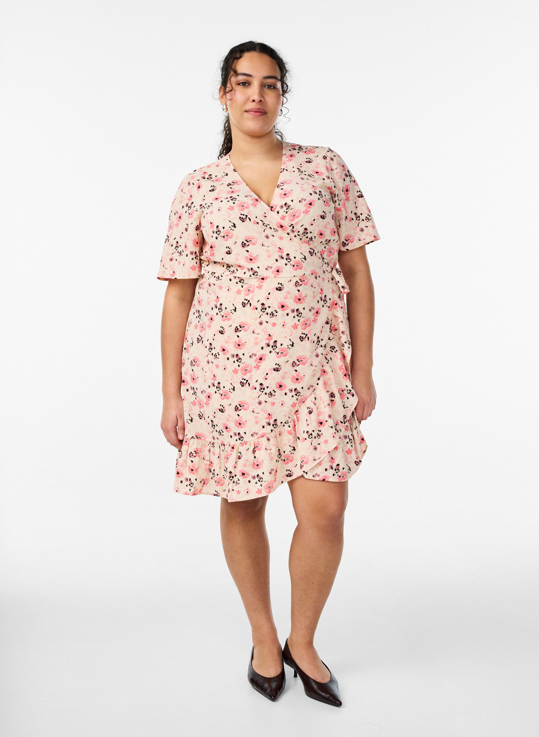 Zizzi Blumiges Wickelkleid mit kurzen &Auml;rmeln, Rot, Model image number 1