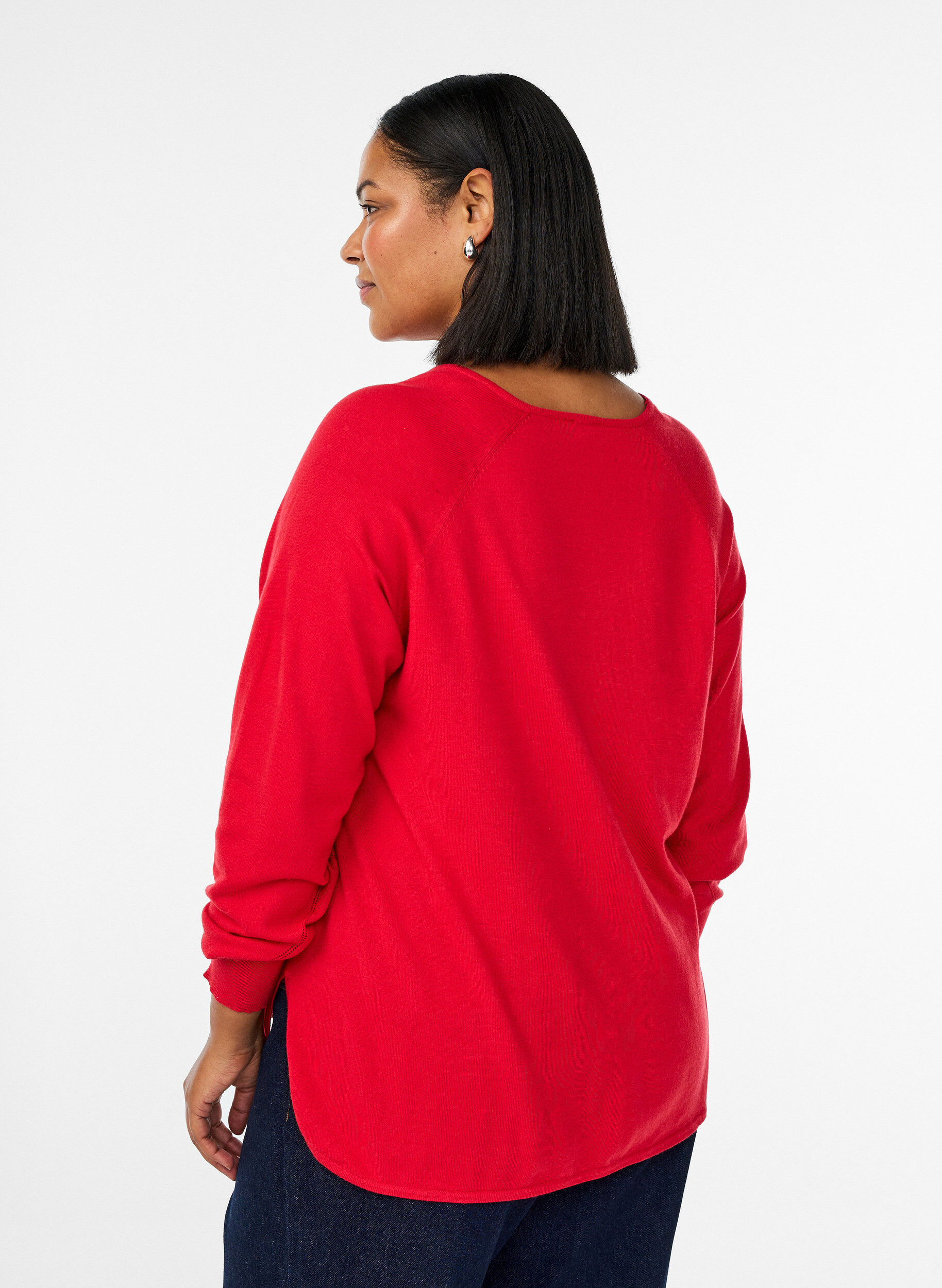 Zizzi Bluse aus Feinstrick mit V-Ausschnitt und Detail auf der Vorderseite, Rot, Model image number 2