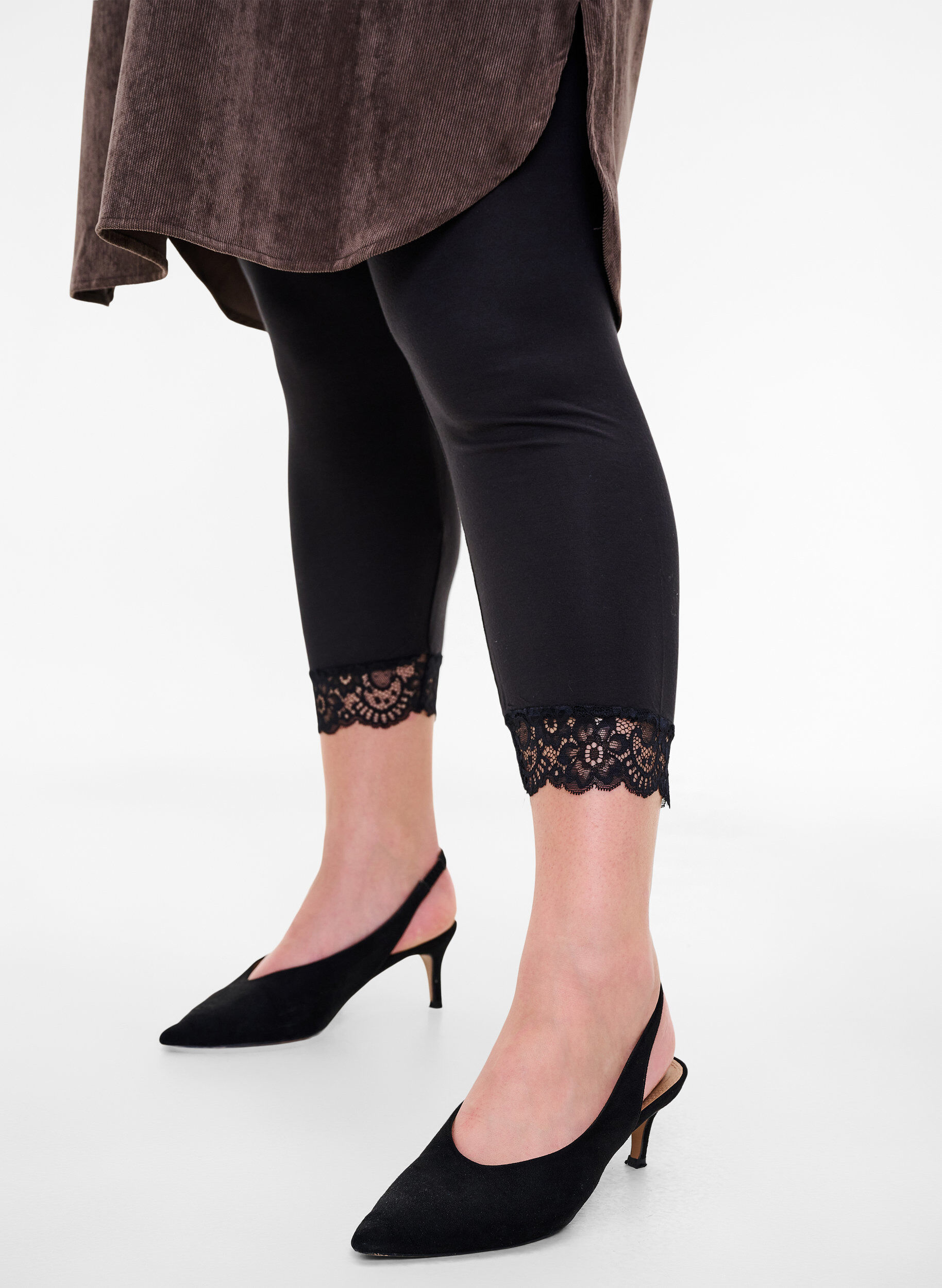 Zizzi Basic 3/4-Leggings mit Spitzensaum, Black, Model image number 0