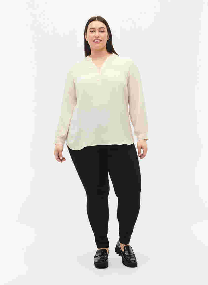 	 Langärmelige Bluse mit V-Ausschnitt, Warm Off-white, Model image number 2