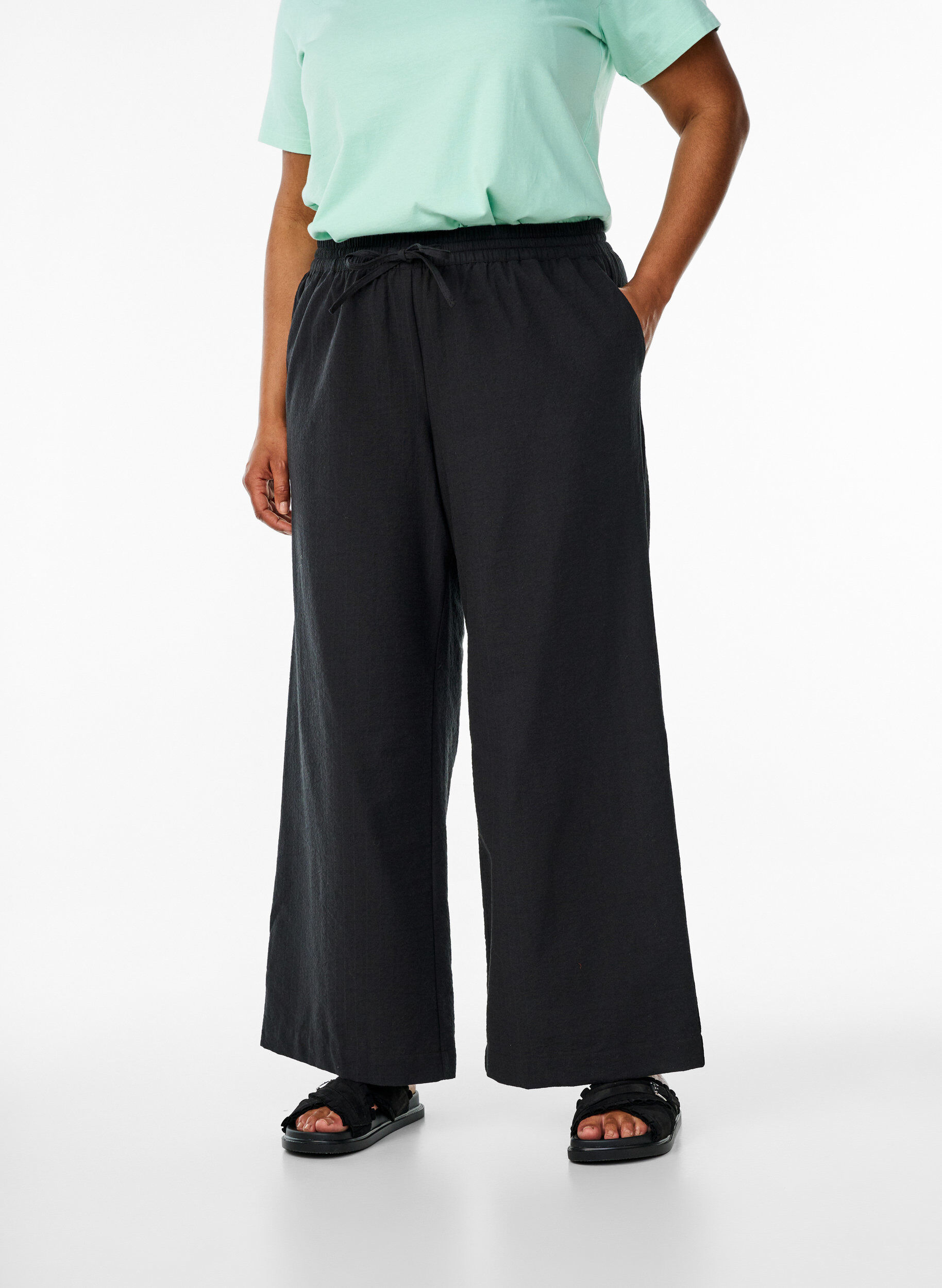 ZizziLockere Hose mit hohem Bund und Taschen, Schwarz, Model image number 2