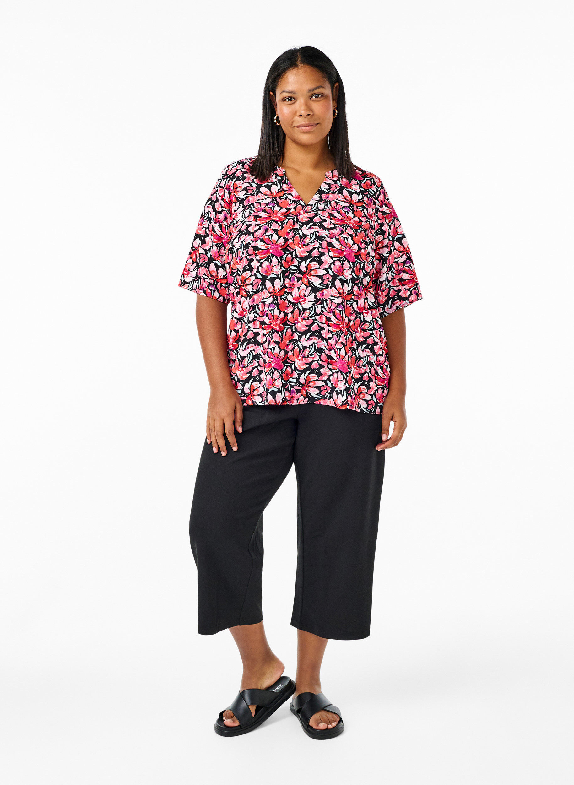 Zizzi Bluse mit V-Ausschnitt und Blumendruck, Black Flower AOP, Model image number 2