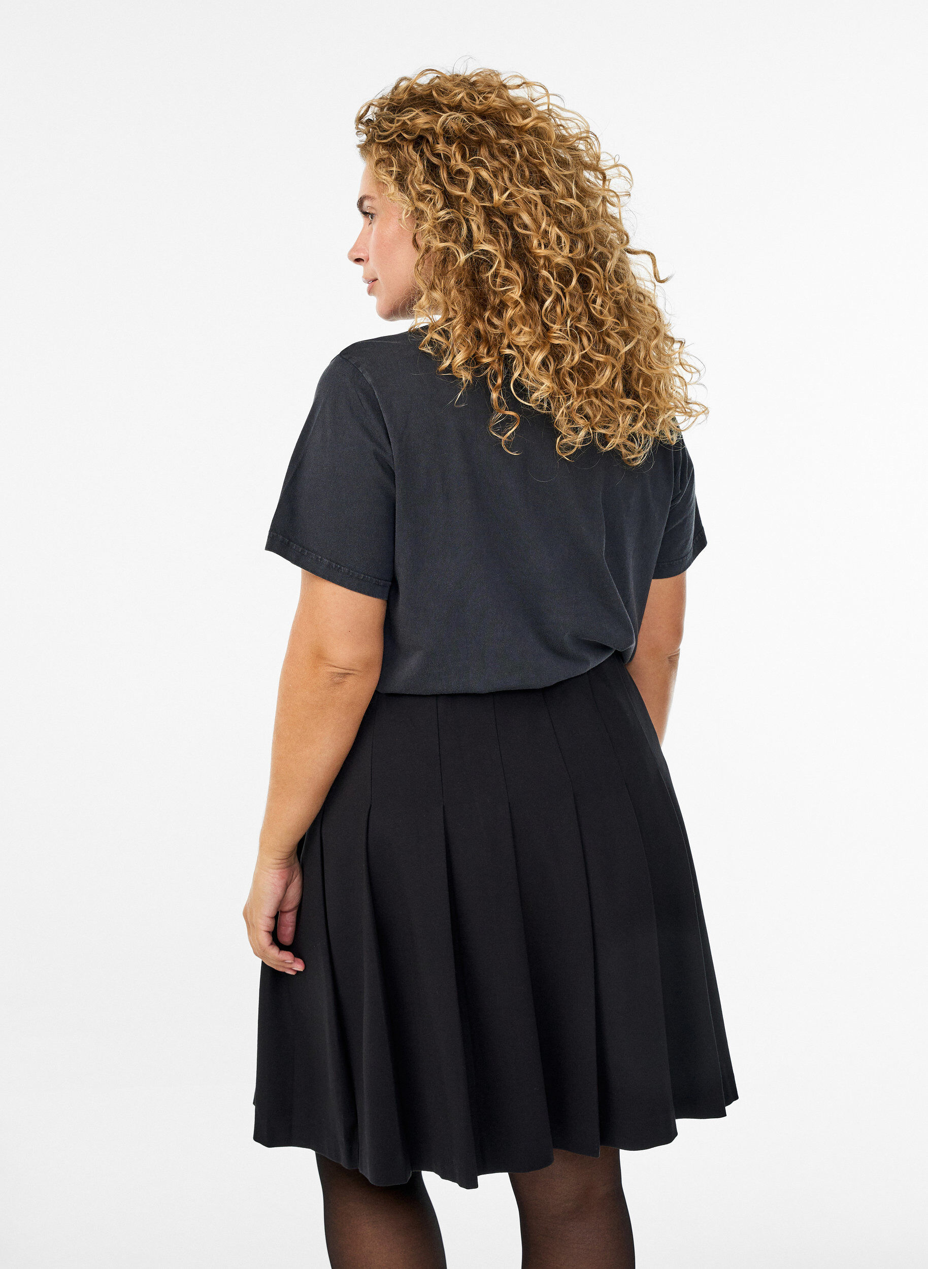 Zizzi T-Shirt aus Bio-Baumwolle mit Nieten, Grau, Model image number 2