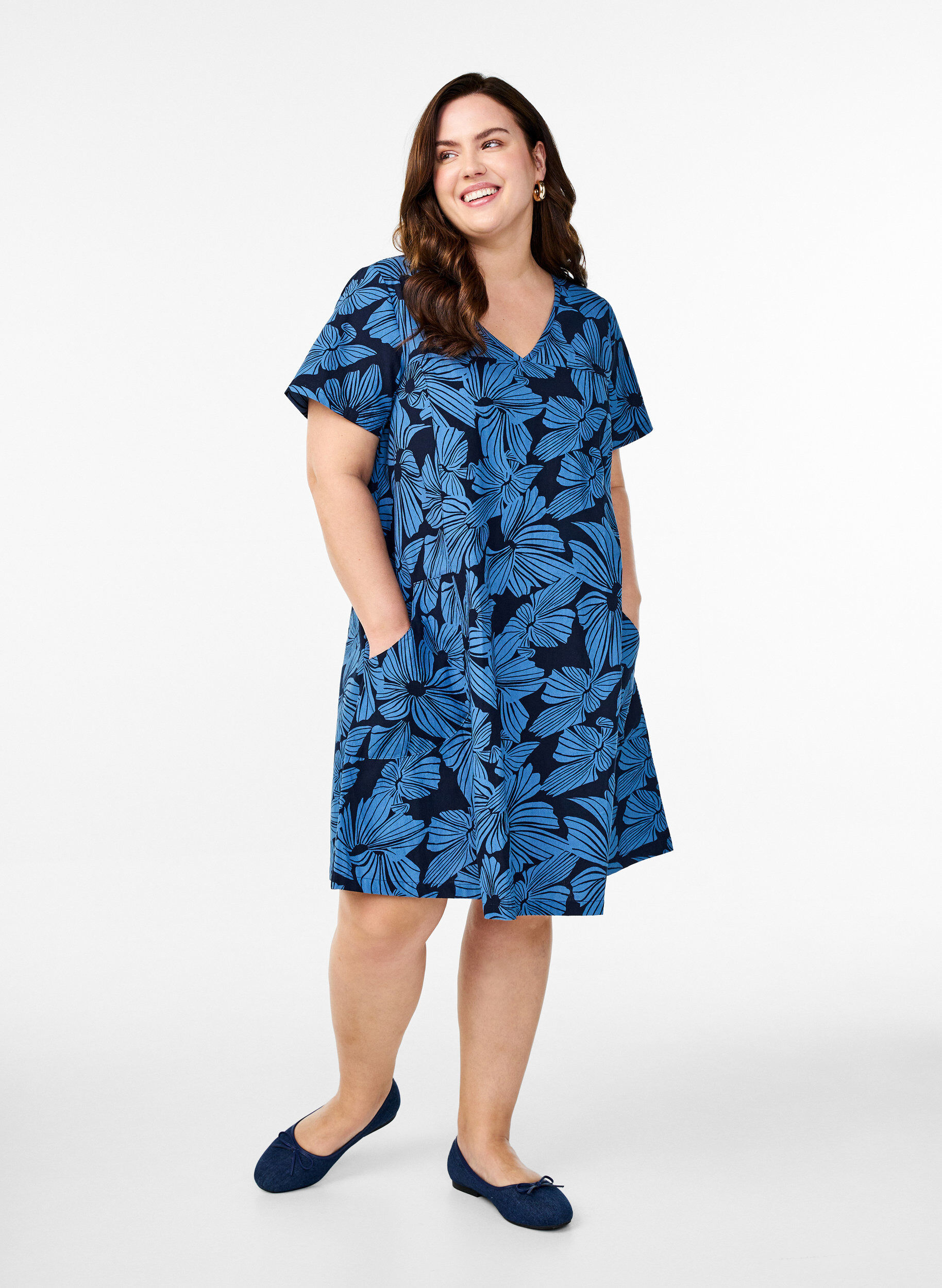 Zizzi Kurzes A-Linien-Kleid mit floralem Print, Blau, Model image number 1