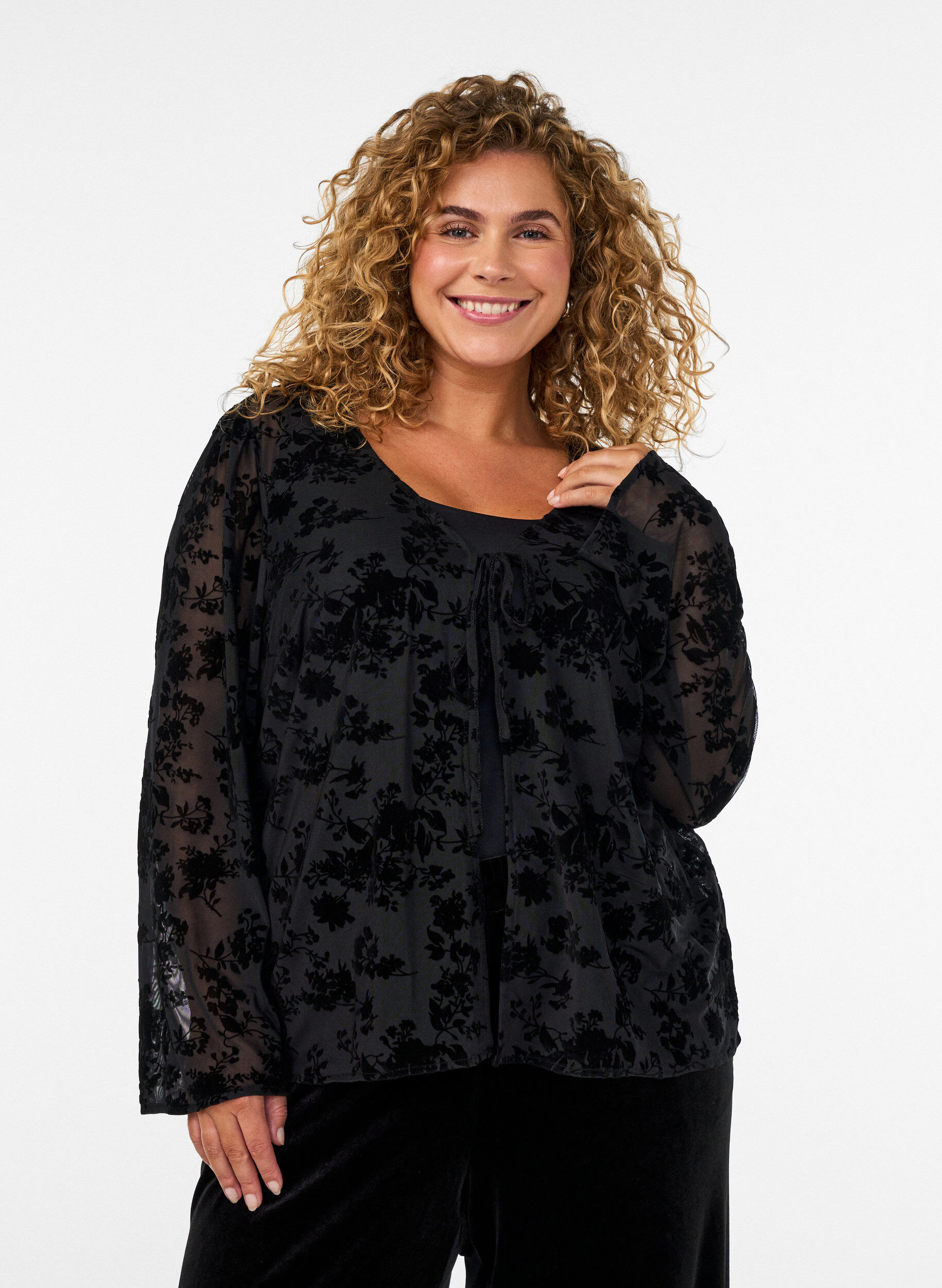 Meshbluse mit Blumenmuster und offener Front, Schwarz, Model